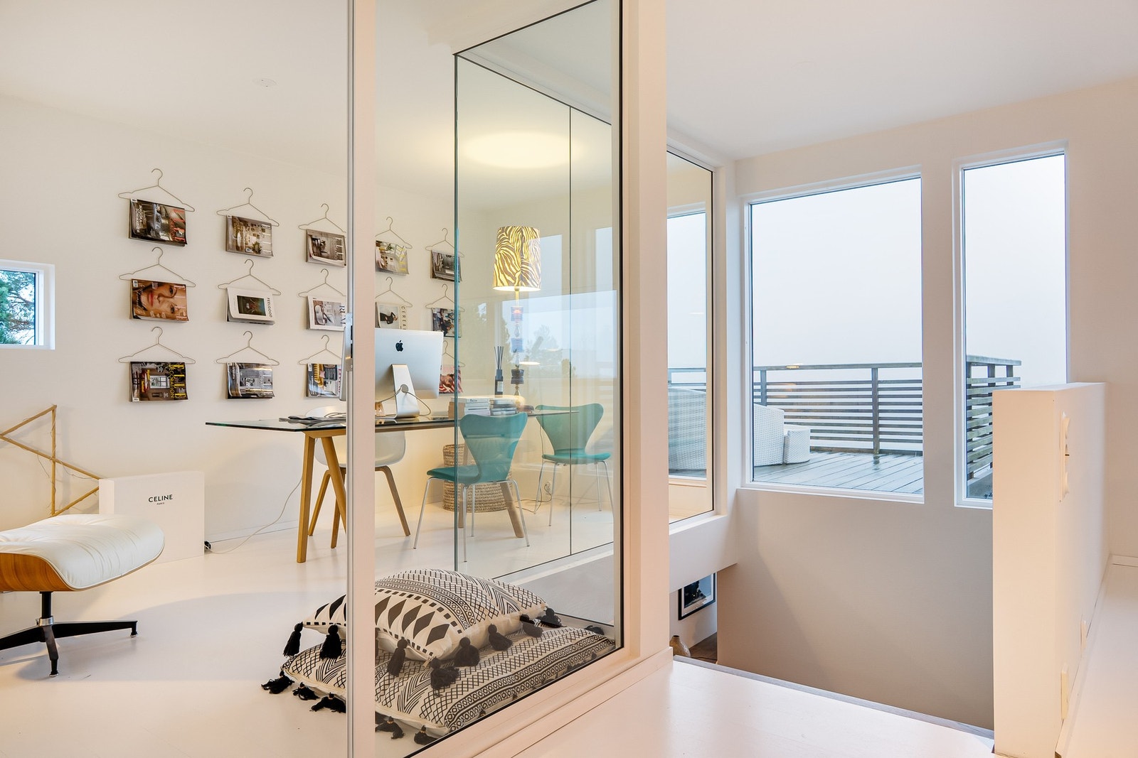 Andre etasje er inndelt i tre soner, delt med vegger av glass. Galleribilde