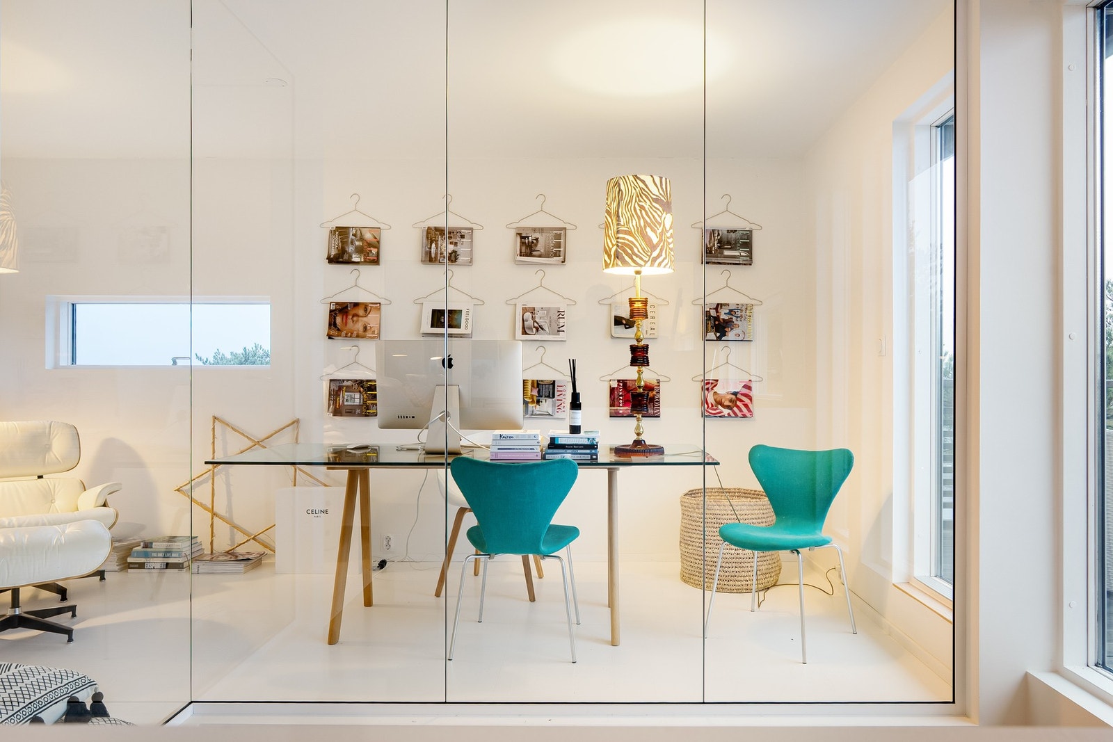 Rommene i andre etasje fremstår som installasjoner og lar transparens og lys råde fritt. Galleribilde