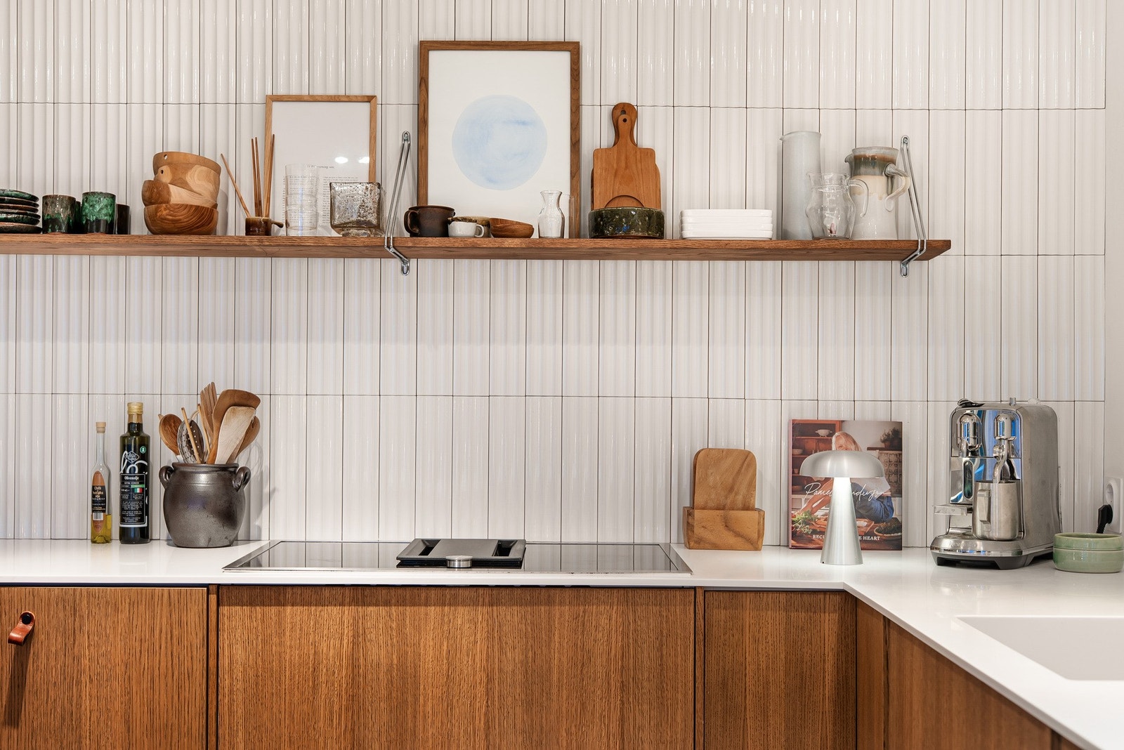 Keramisk topp fra Gaggenau, med intergrert ventilator, Nedsenket servant i Corian. Galleribilde