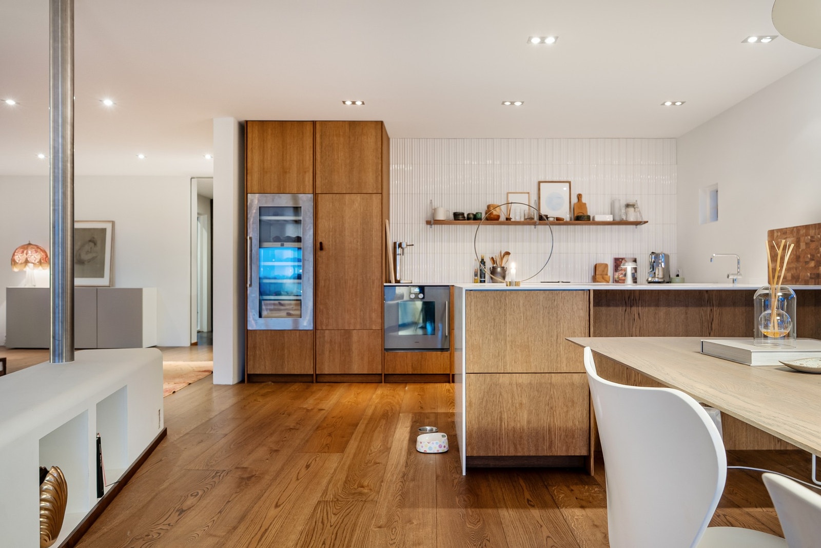 Fra spisestuen mot kjøkkenet. Galleribilde