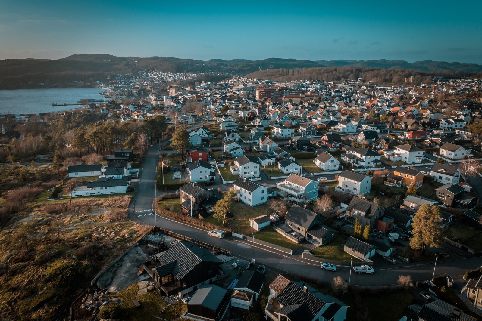 Kort vei til togstasjon og Larvik sentrum med butikker og kjøpesenter. Galleribilde