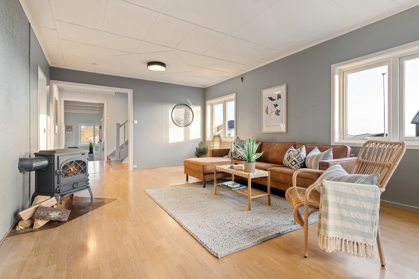 Denne delen av huset inneholder stue, spisestue og romslig kjøkken. Galleribilde