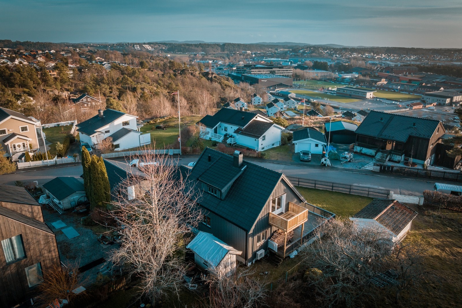 Boligen ligger på hjørnet i Mesterfjellveien med lite gjennomgangstrafikk. Galleribilde