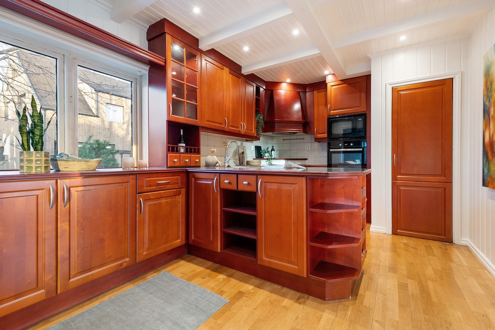 Tar man jobben med å lakkere innredingen eller foliere, har man et "nytt" kjøkken. Galleribilde