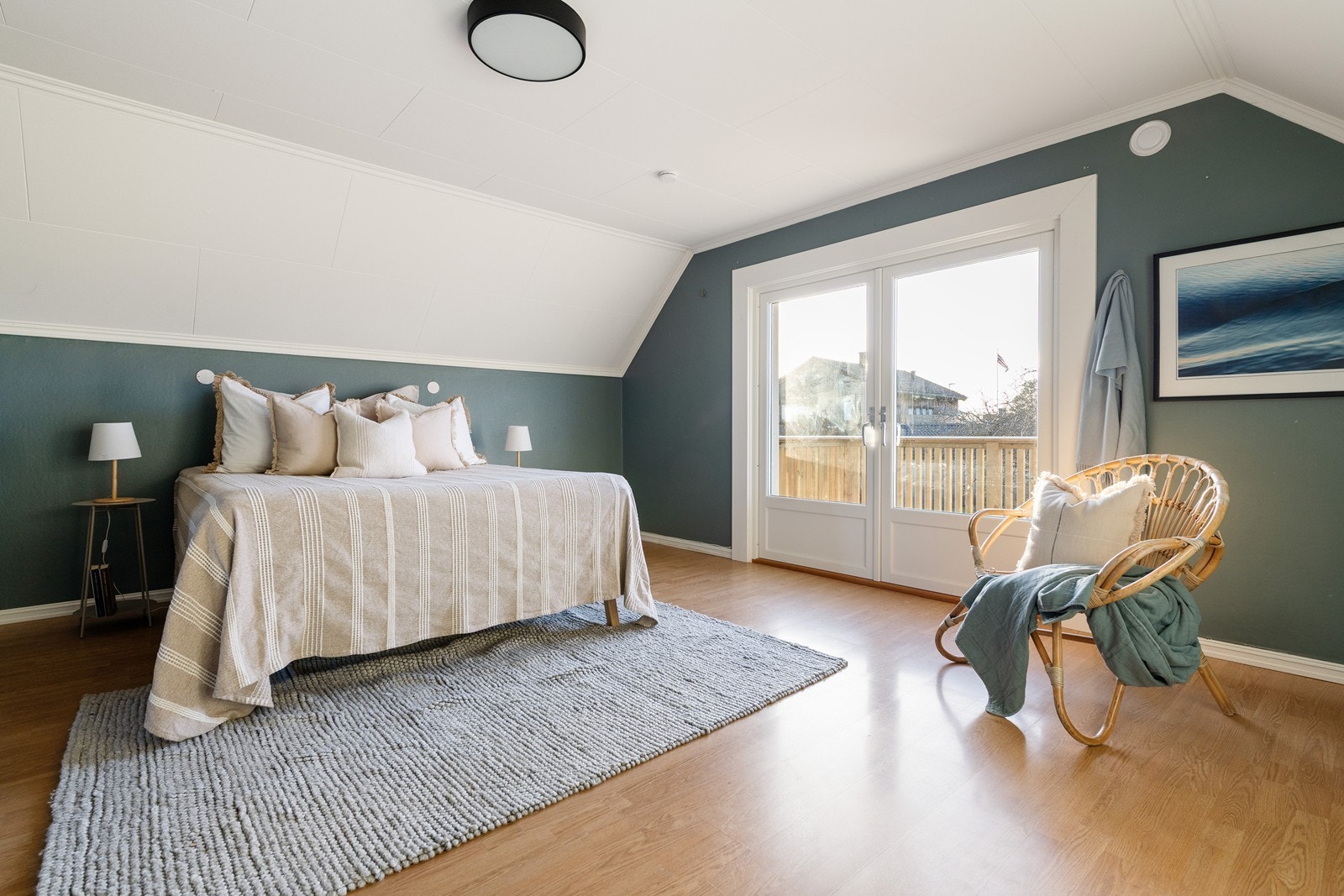 Stort hovedsoverom med utgang til utsiktsveranda. Galleribilde