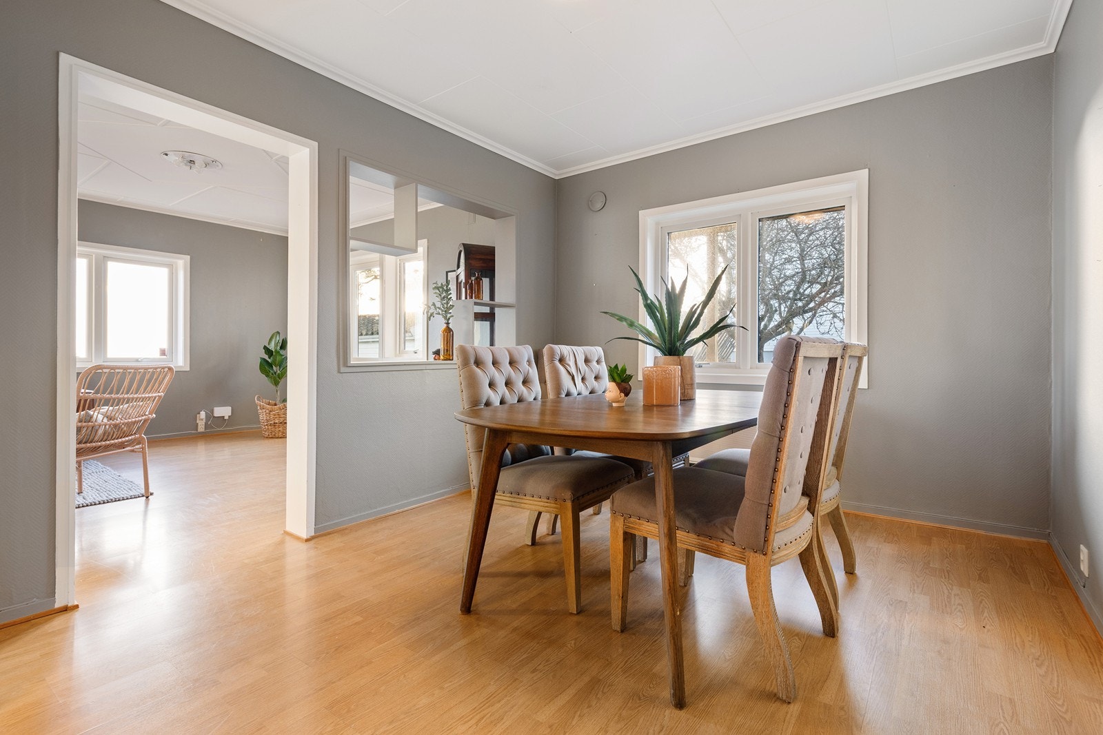 Spisestuen har direkte tilgang til kjøkkenet. Galleribilde