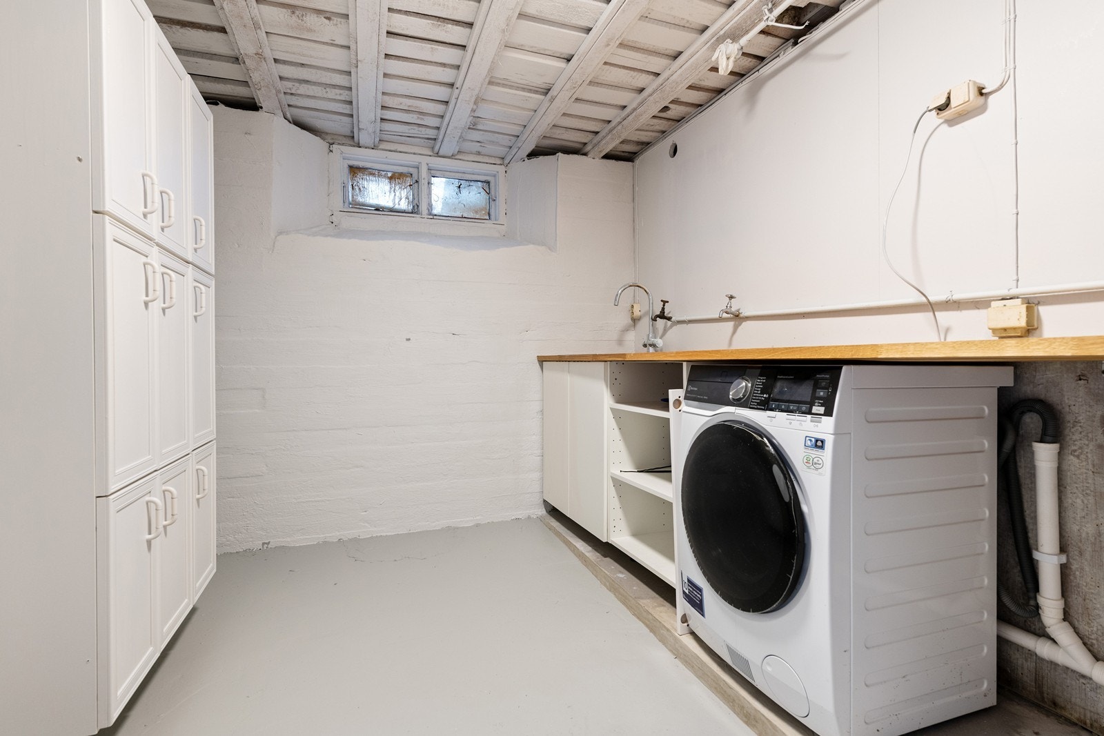 Vaskerom i kjeller. Vegger er nylig slammet og malt. Galleribilde