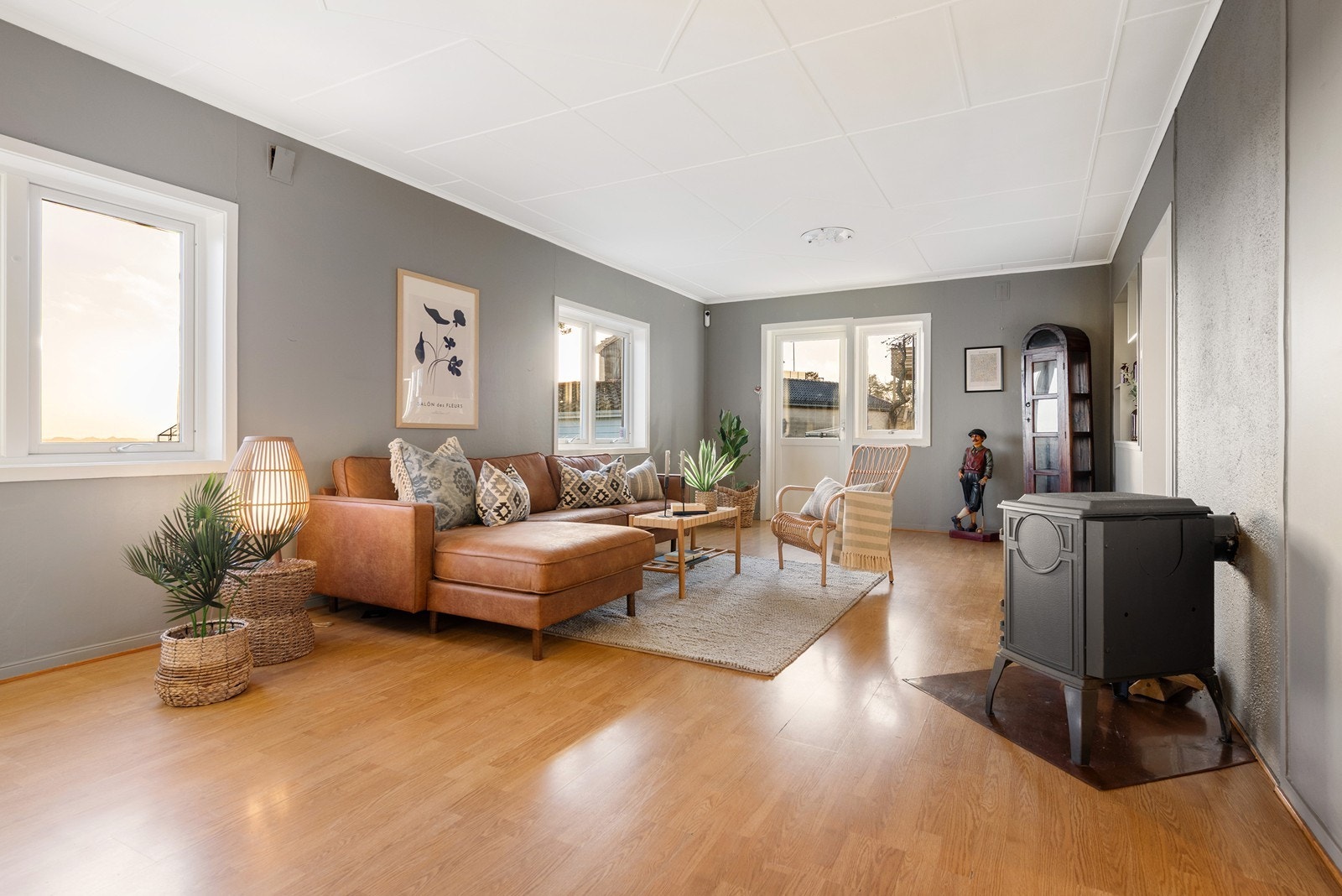 Romslig stue med både vedovn og varmepumpe. Galleribilde