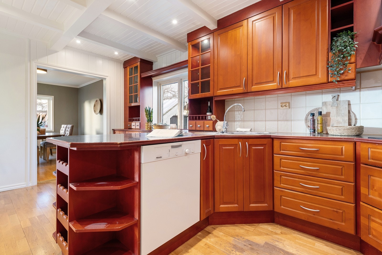 God arbeidsstasjon for både matlaging og rydding etter måltidet. Galleribilde