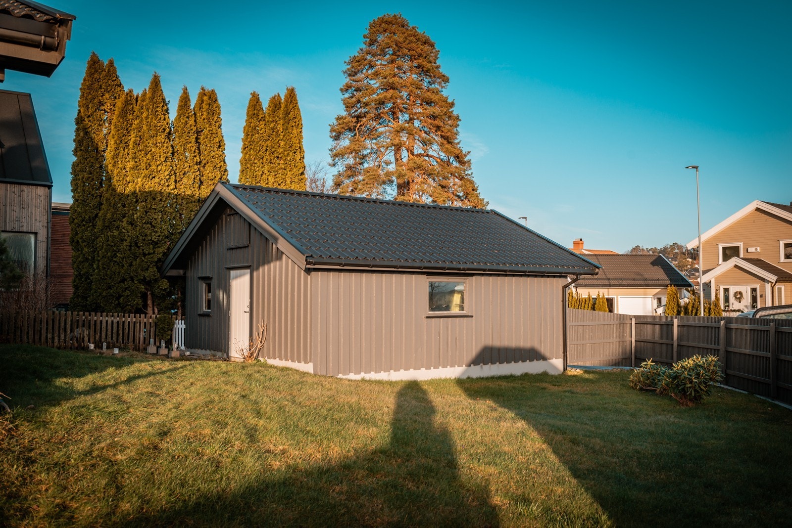 Lett tilgang til garasjen fra hagen. Galleribilde