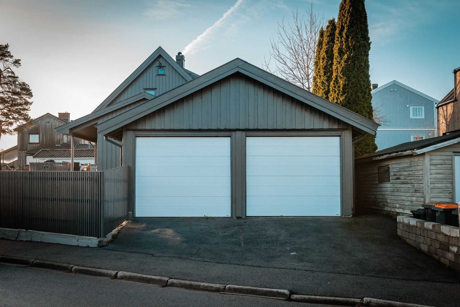 Romslig dobbeltgarasje med dør også på baksiden i hagen. Galleribilde
