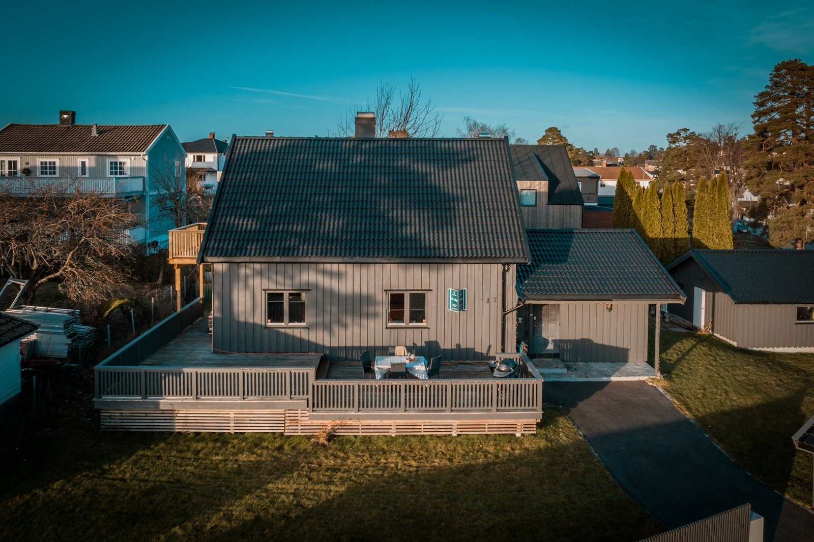 Terrasse i 1.etg. på 58kvm med sol fra morgen til sen ettermiddag. Galleribilde