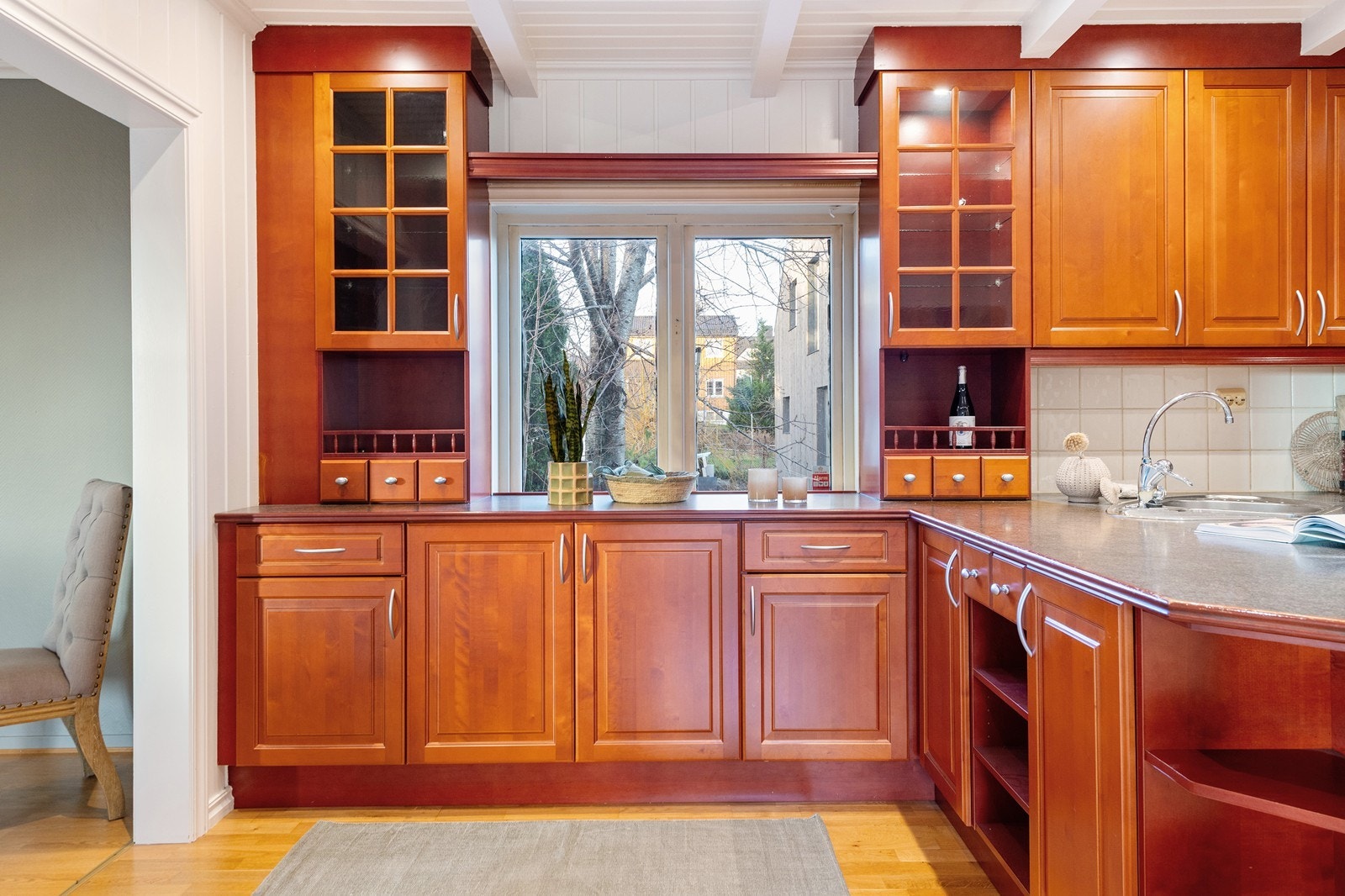 Kjøkkenet har definitivt nok av skap- og lagringsplass. Galleribilde