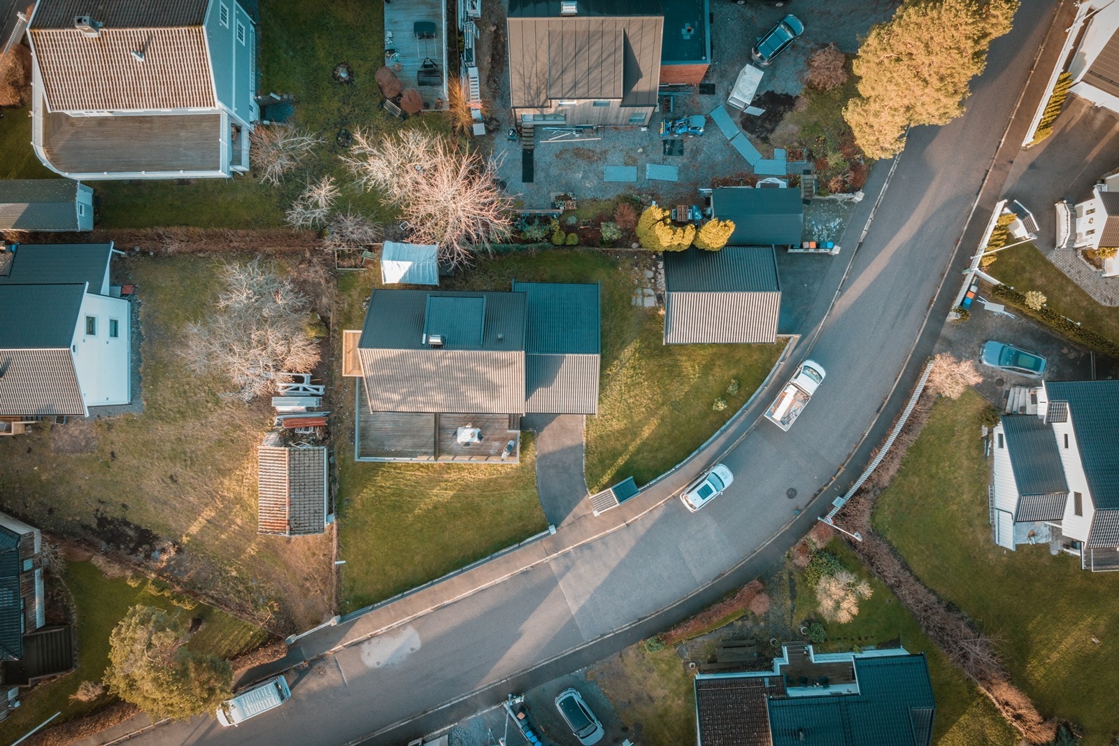 Asfaltert innkjøring til både garasje og inngangsparti. Galleribilde