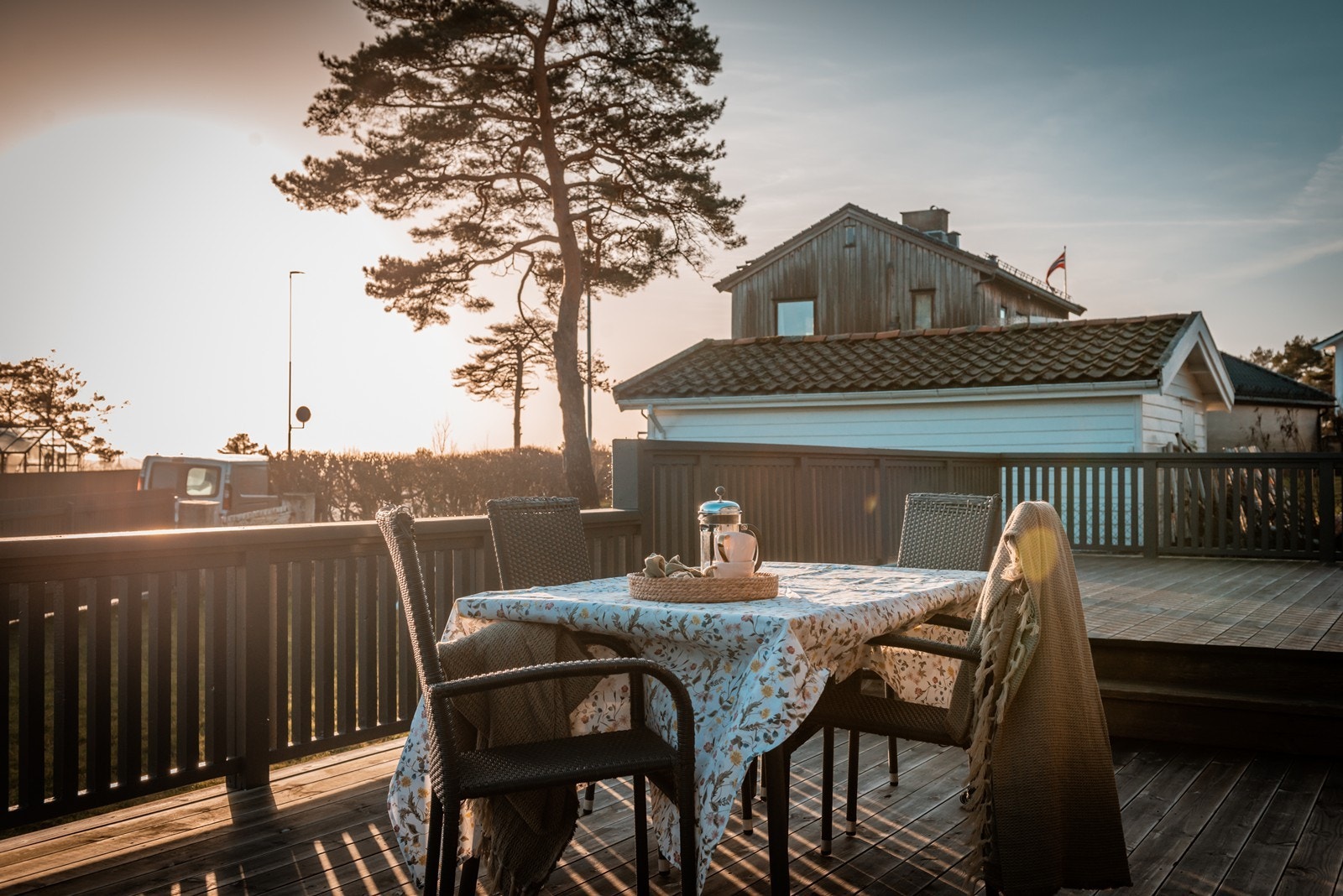 Her kan man nyte ettermiddager og kvelder i solnedgangen. Galleribilde