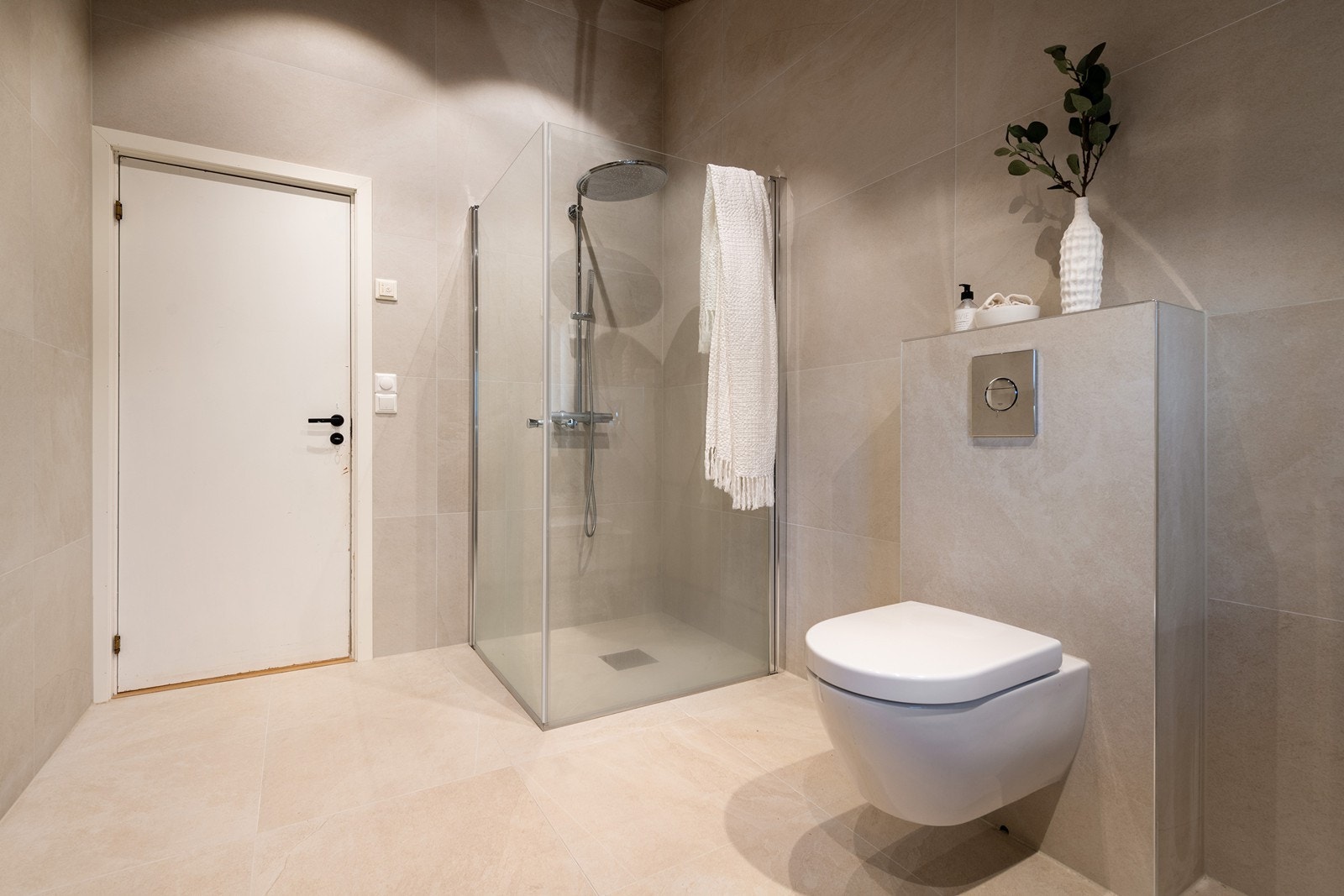 Høyden under taket gir et luftig og eksklusivt inntrykk av badet Galleribilde