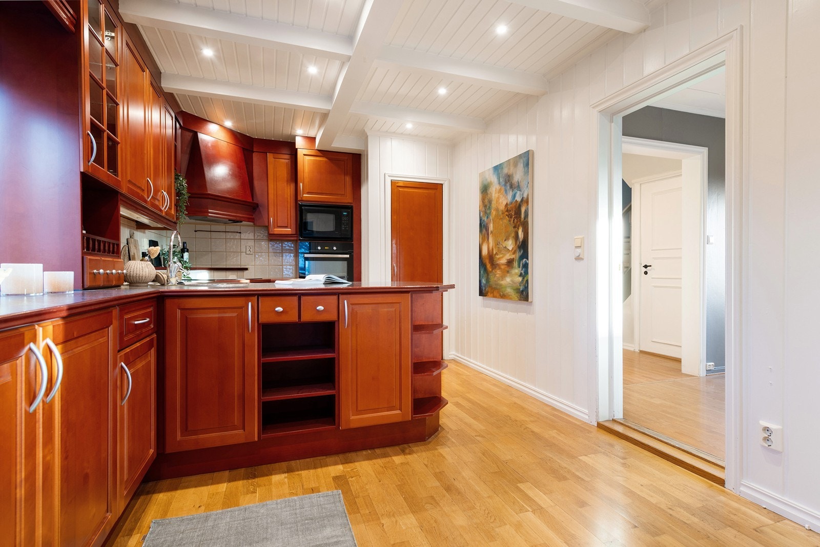 Stort kjøkken med solid innredning. Galleribilde