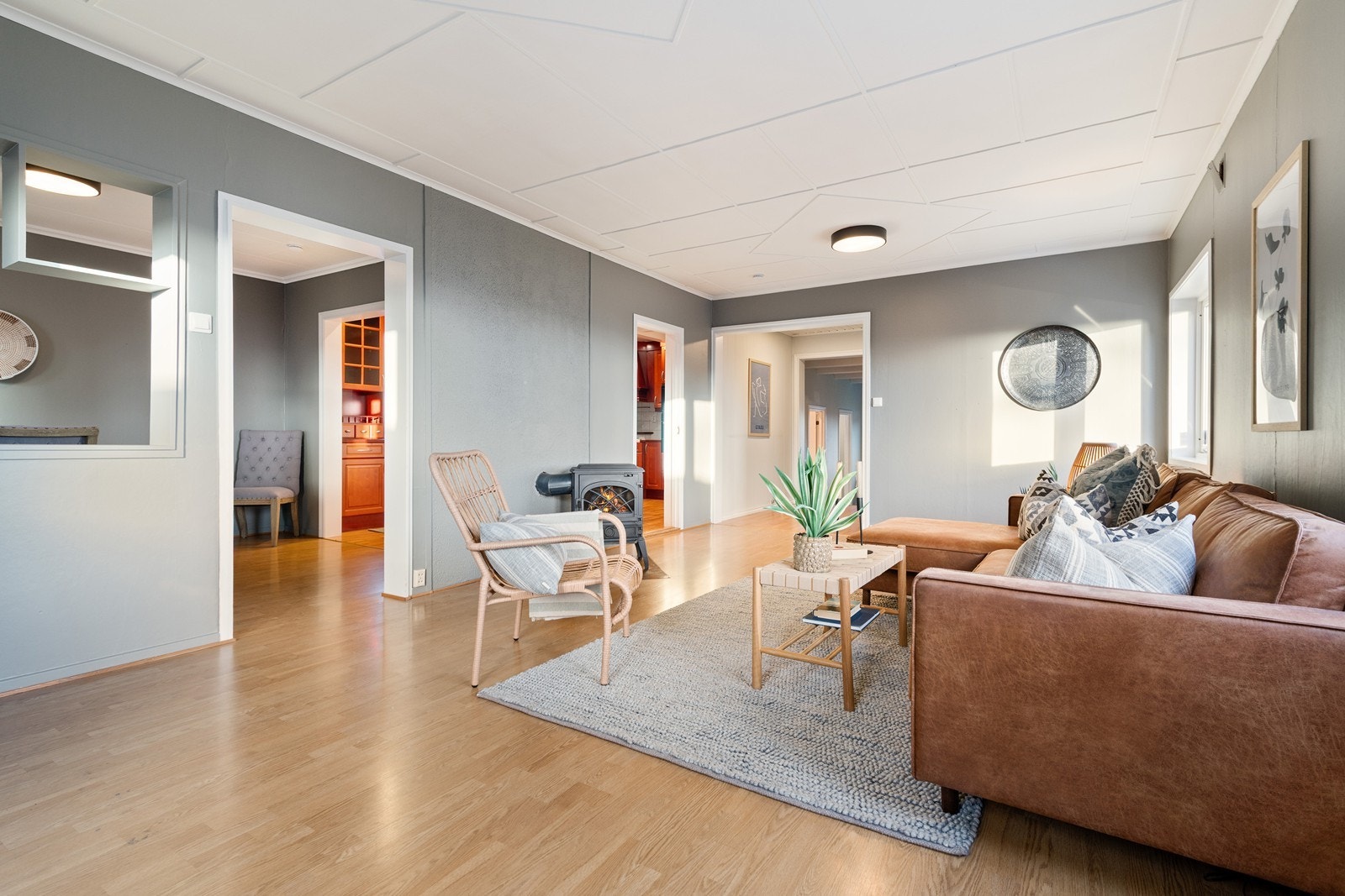 Stuen og spisestuen har plass til flere spise og sittegrupper. Galleribilde