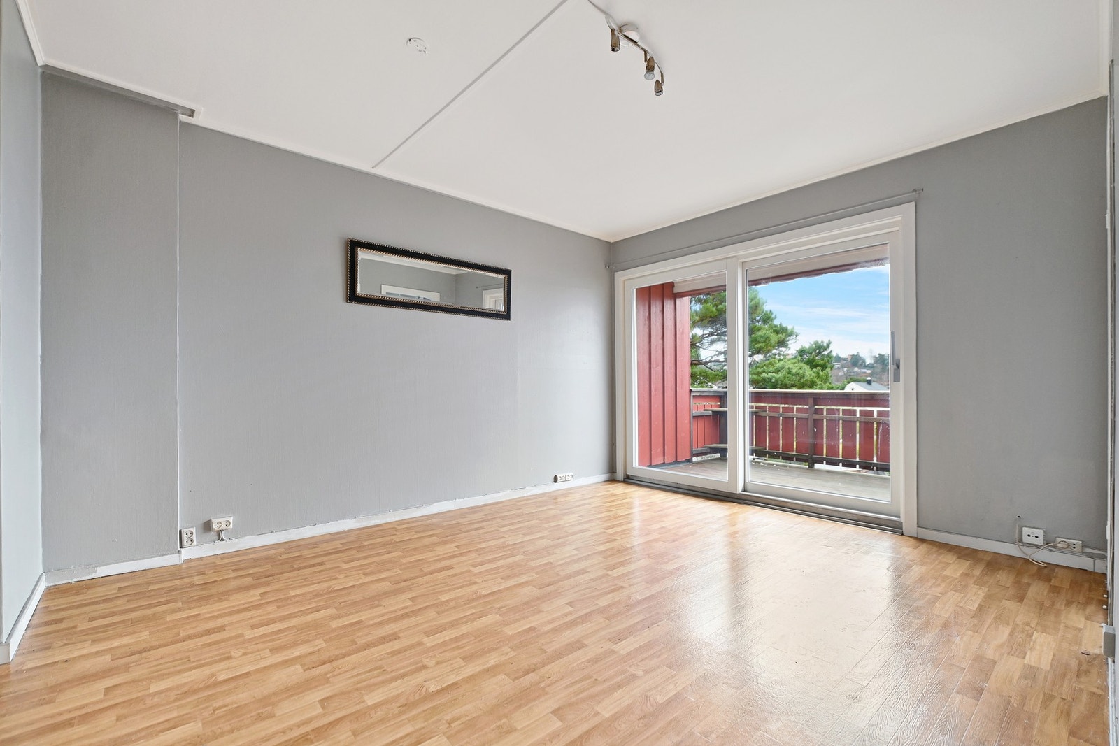 I stuen er det montert en stor heve-/skyvedør som gir godt dagslys. Galleribilde