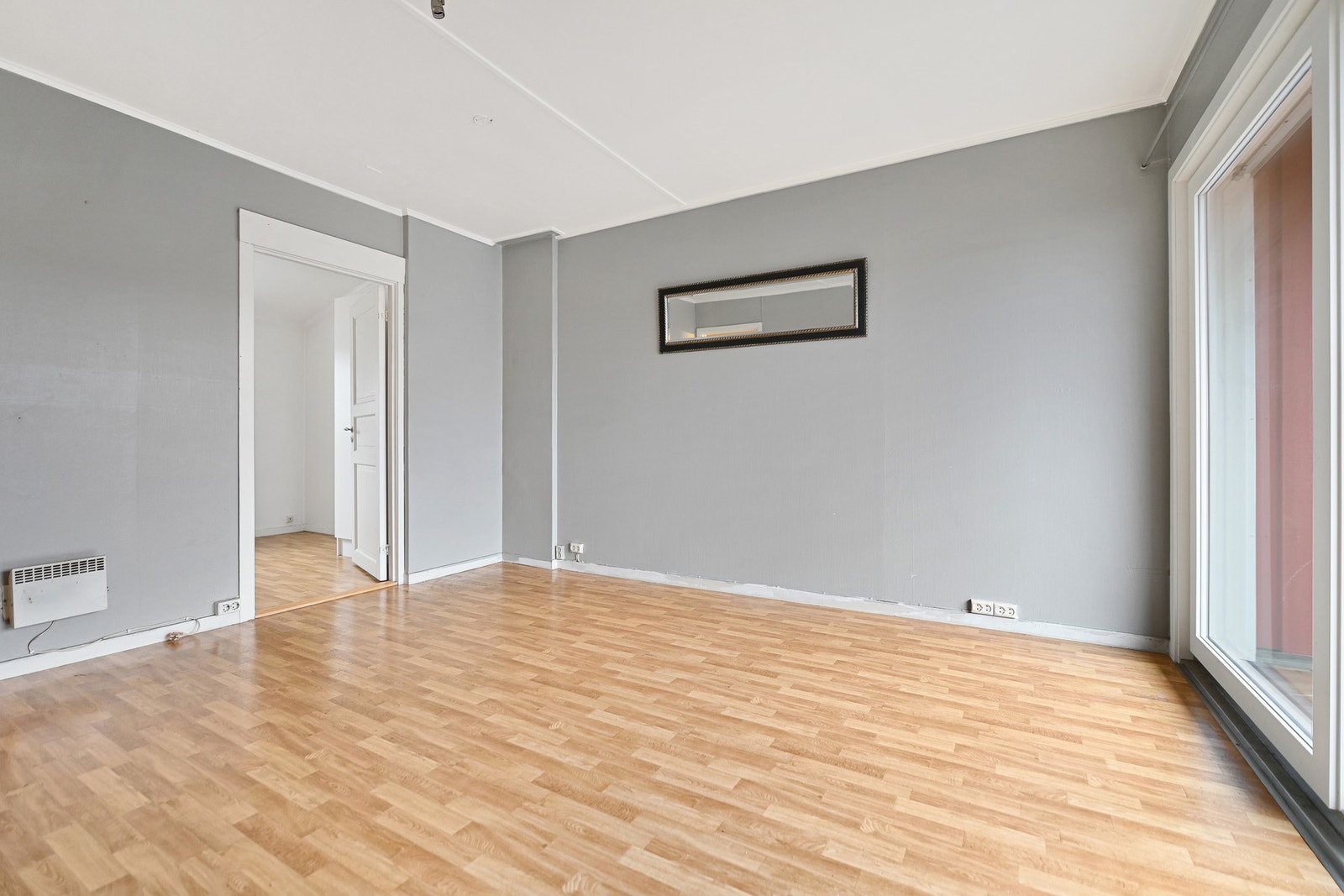 Leiligheten har adkomst via et felles trapperom med 3 andre leiligheter, og i kjelleren er det boder. Galleribilde