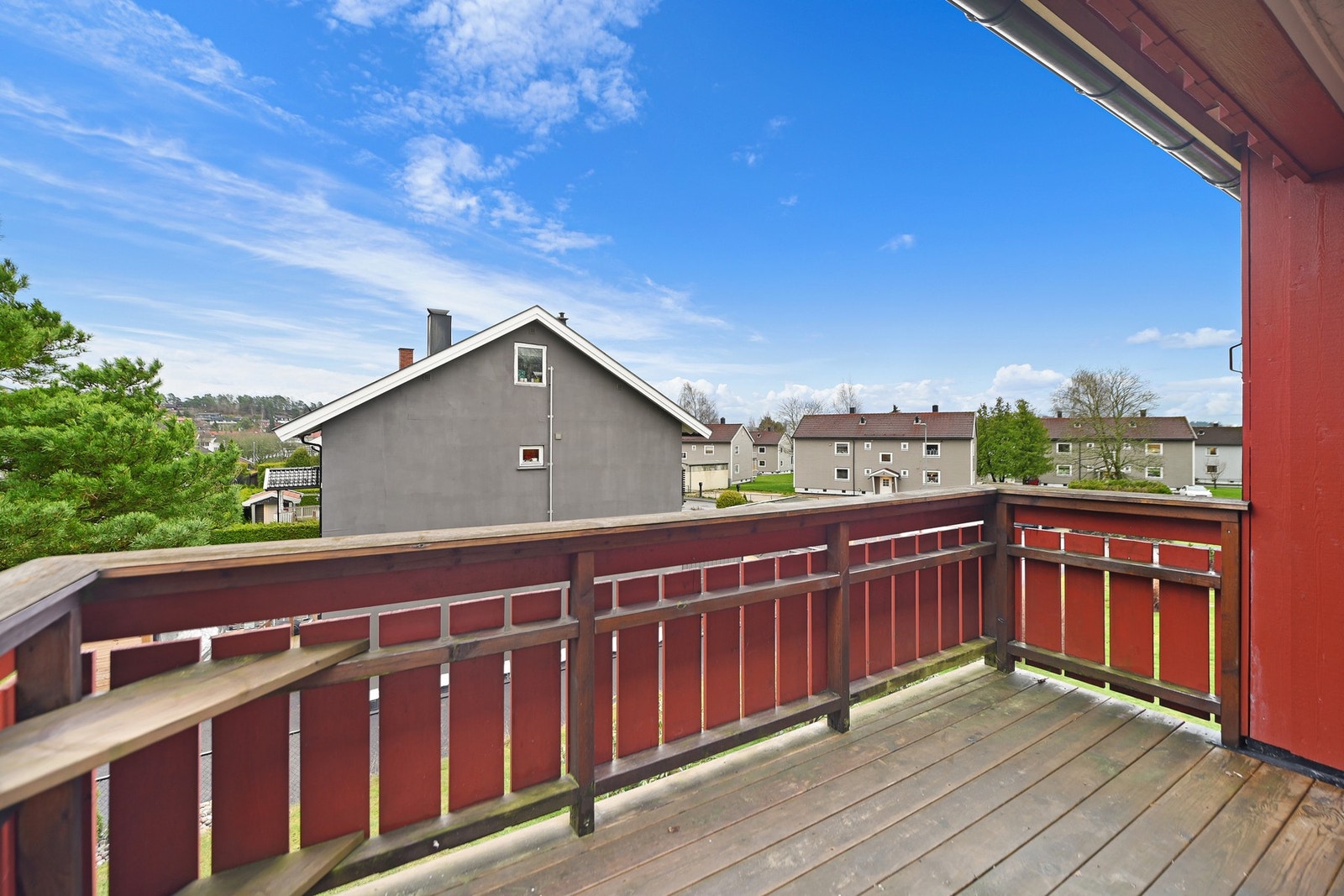 Leiligheten ligger i 2. etasje og har en usjenert veranda. Galleribilde