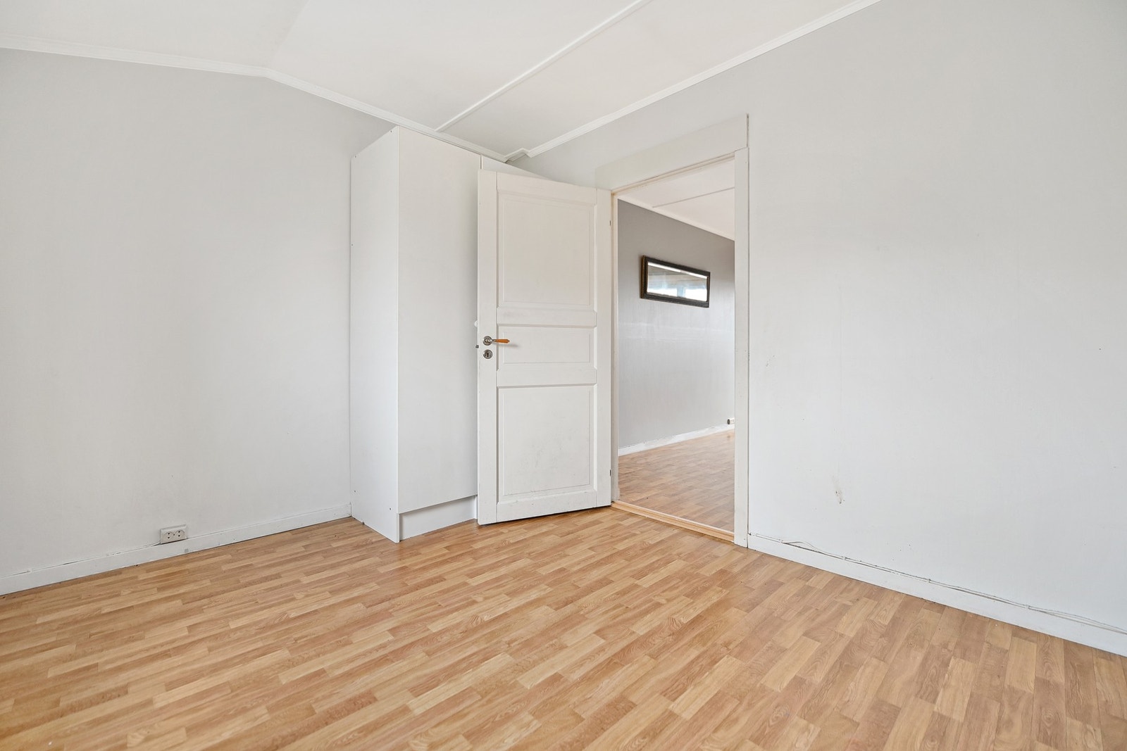 Romslig soverom med god plass til dobbeltseng. Galleribilde