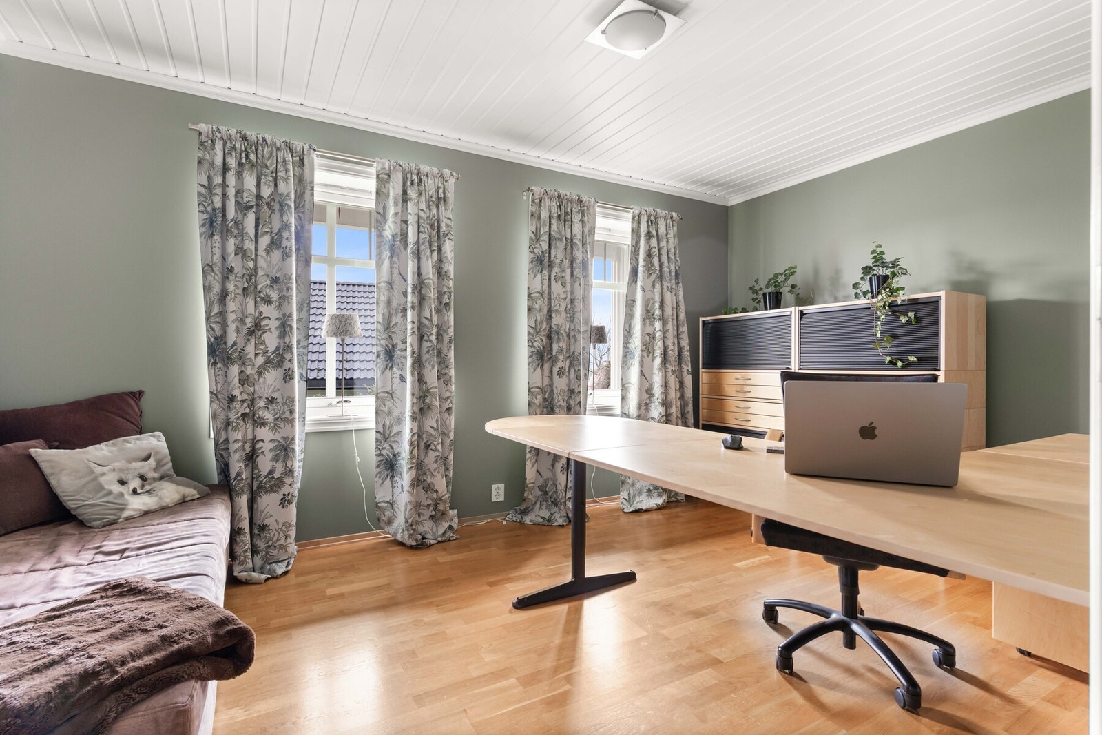 Begge rommene har parkett på gulvet, slette lysmalte vegger, samt hvitmalt himling. Videre får rommene naturlig lys gjennom store vindusflater. Galleribilde