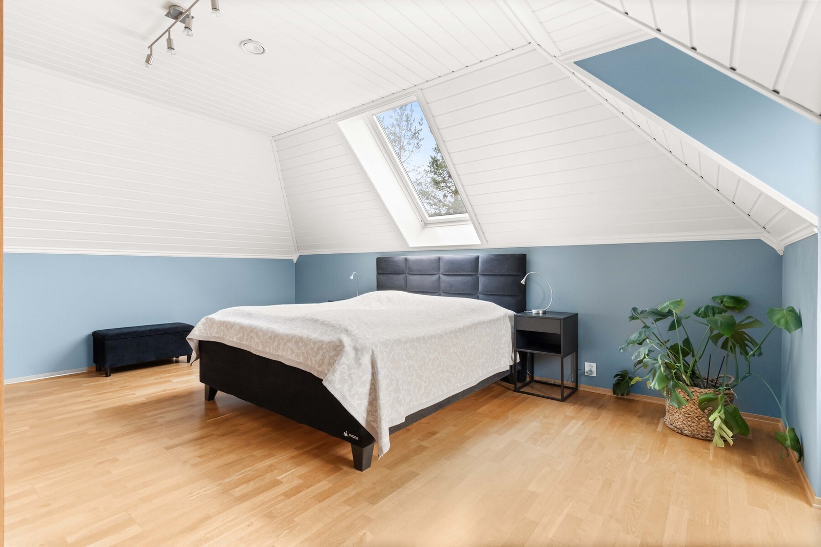 Det er tre soverom samlet på øverste plan i boligen. Galleribilde