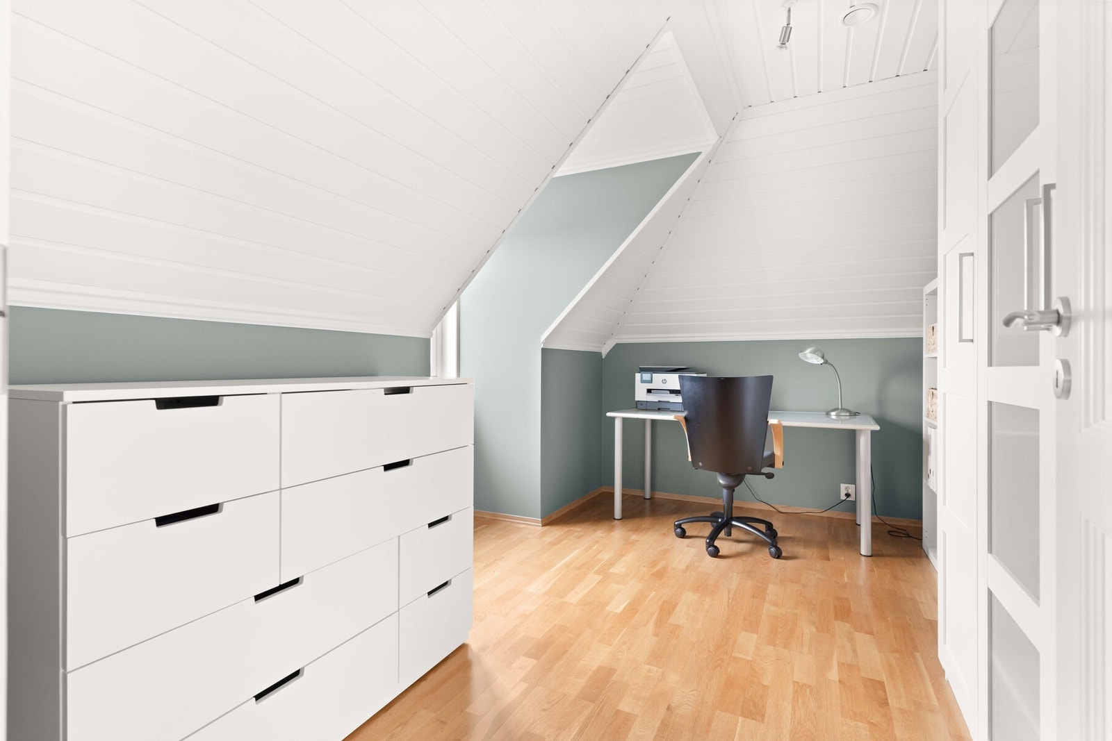 Hele seks soverom betyr mange valgmuligheter, og det ene rommet oppe benyttes i dag som kontor. Galleribilde