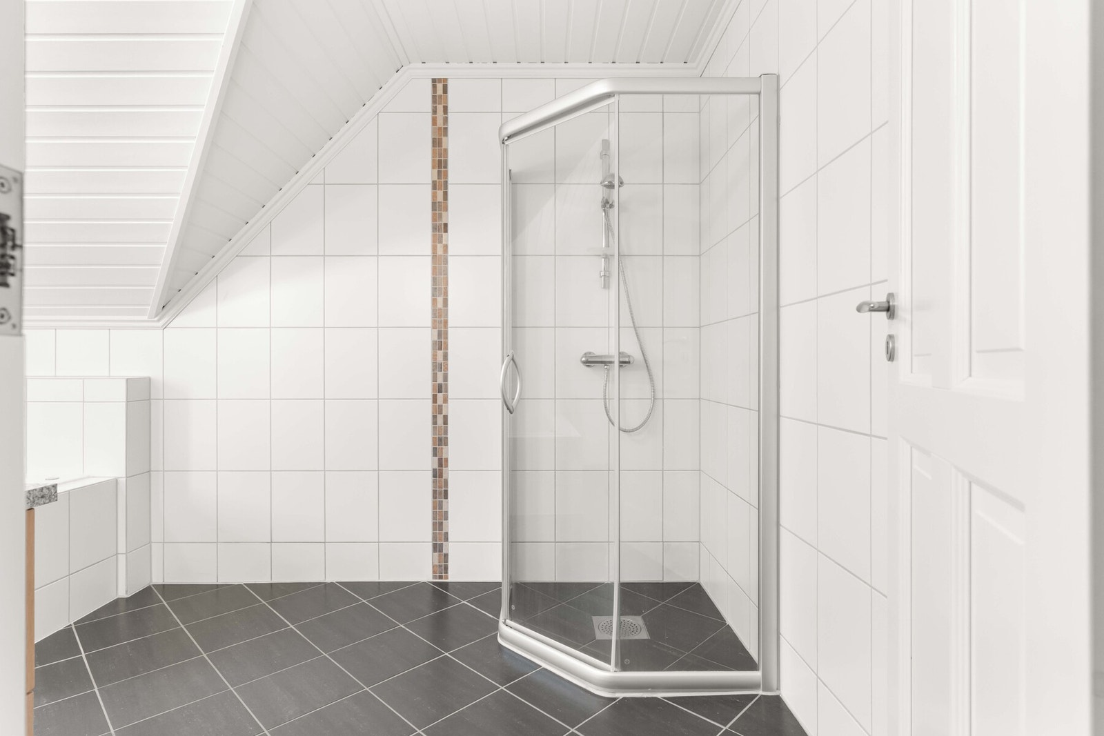 Samme type dusjløsning er etablert på de øvrige badene, og baderomsinnredningene består av store servantbenker med underskap og tilhørende speil med belysning. Galleribilde