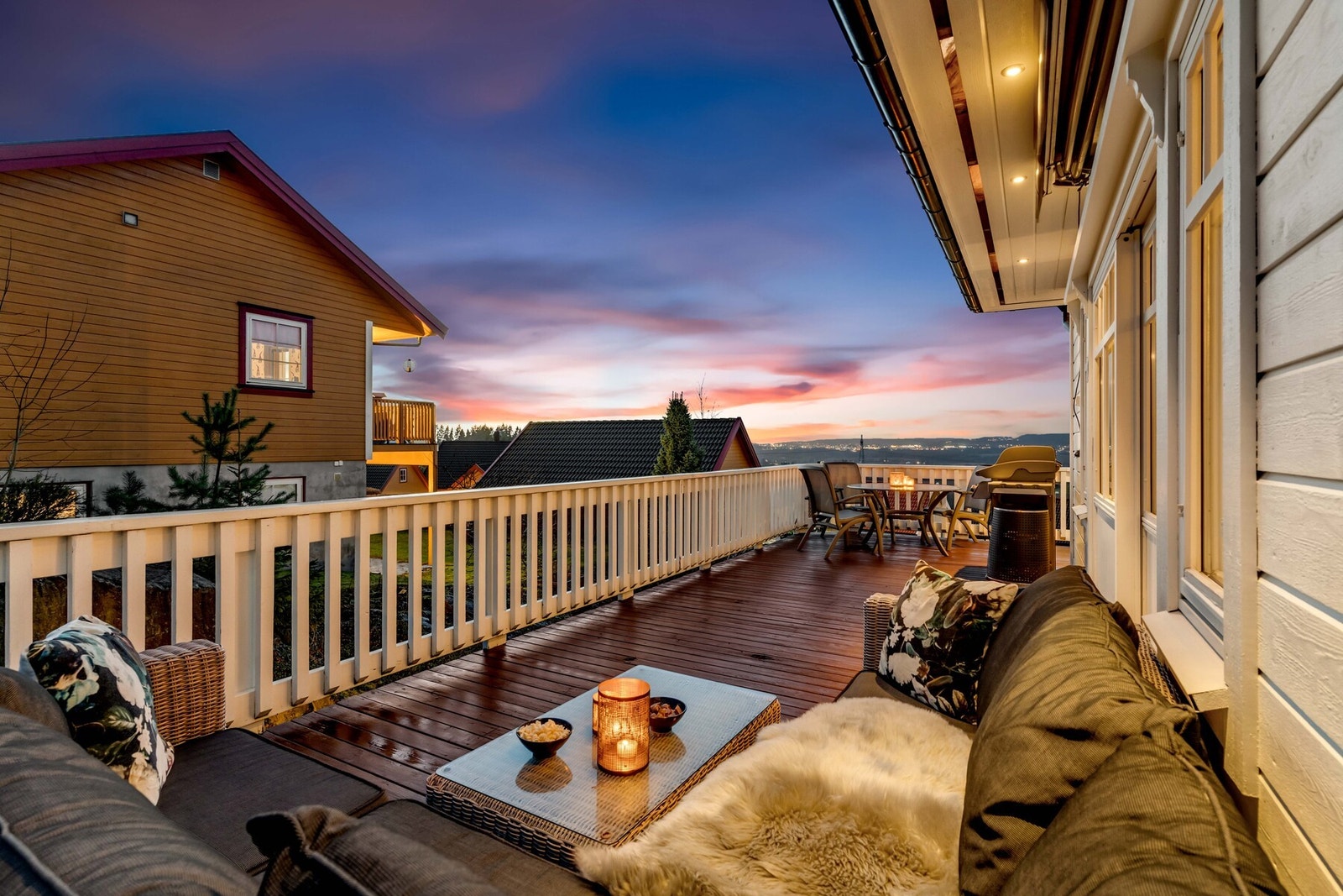 Fire boder gir rikelig med lagring, og på hovedplanet har boligen et separat vaskerom med egen utgang. Galleribilde