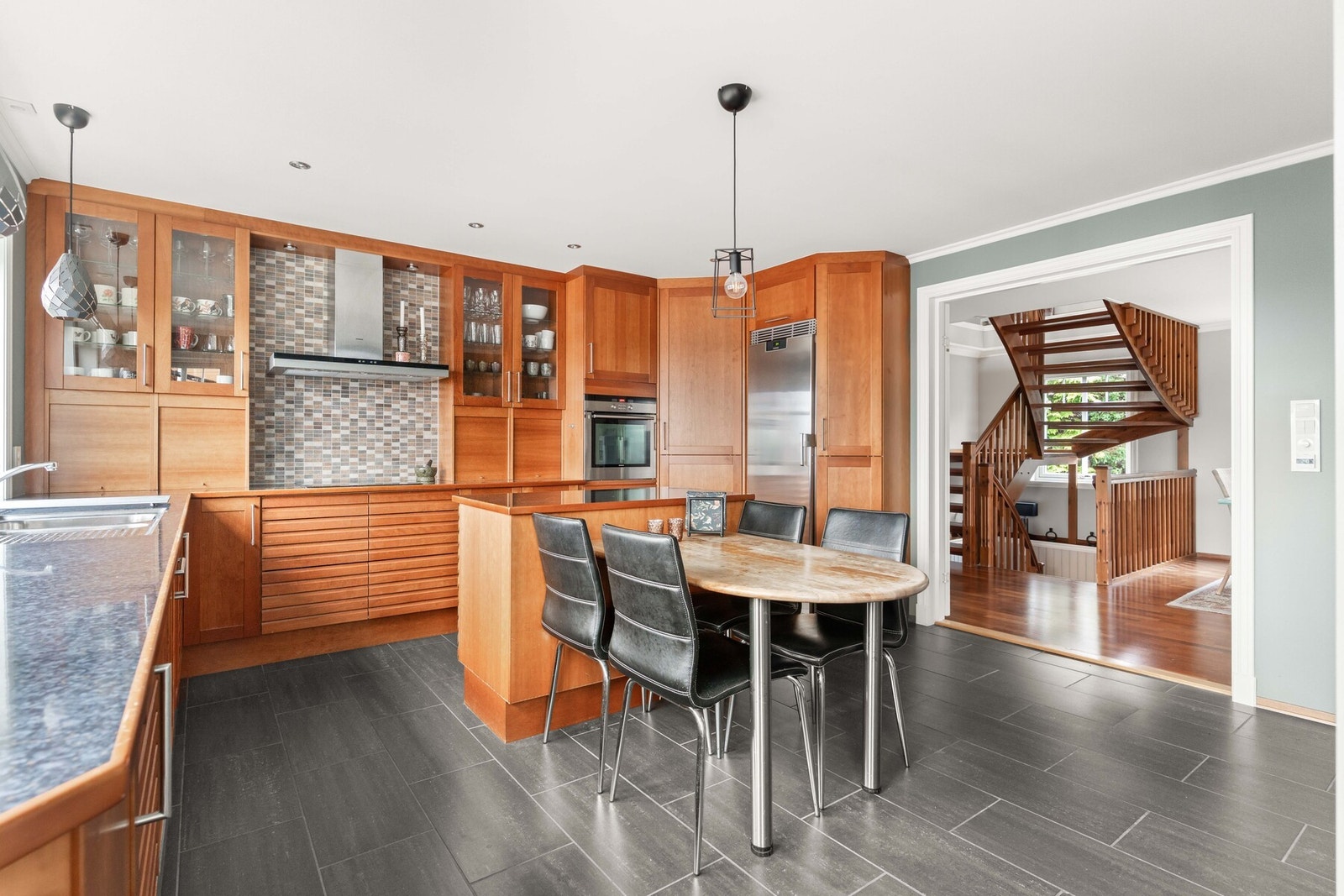 Oppbevaringen er utmerket, der en smart u-form suppleres av en praktisk kjøkkenøy med egen barløsning. Baren er perfekt for måltider, gode samtaler og lekselesning mens middagen tilberedes. Galleribilde