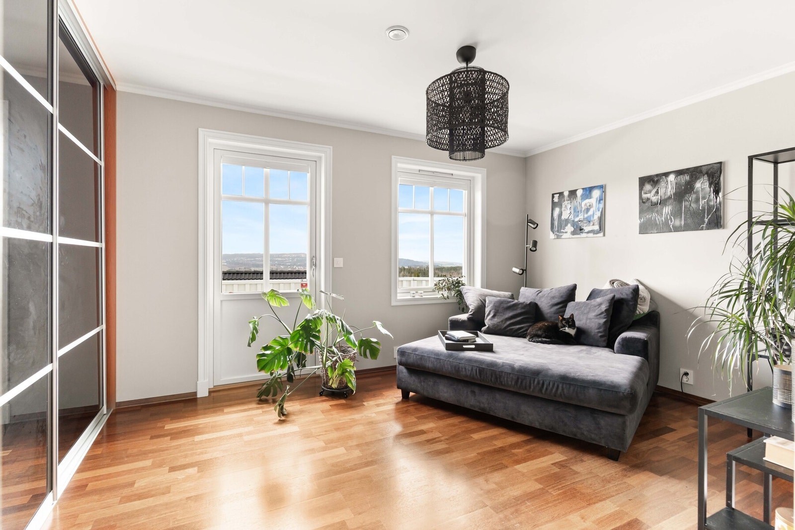 Soverommet i 1. etasje har egen balkong, og det er mye oppbevaring i en stor skyvedørsgarderobe med speilfronter. Galleribilde