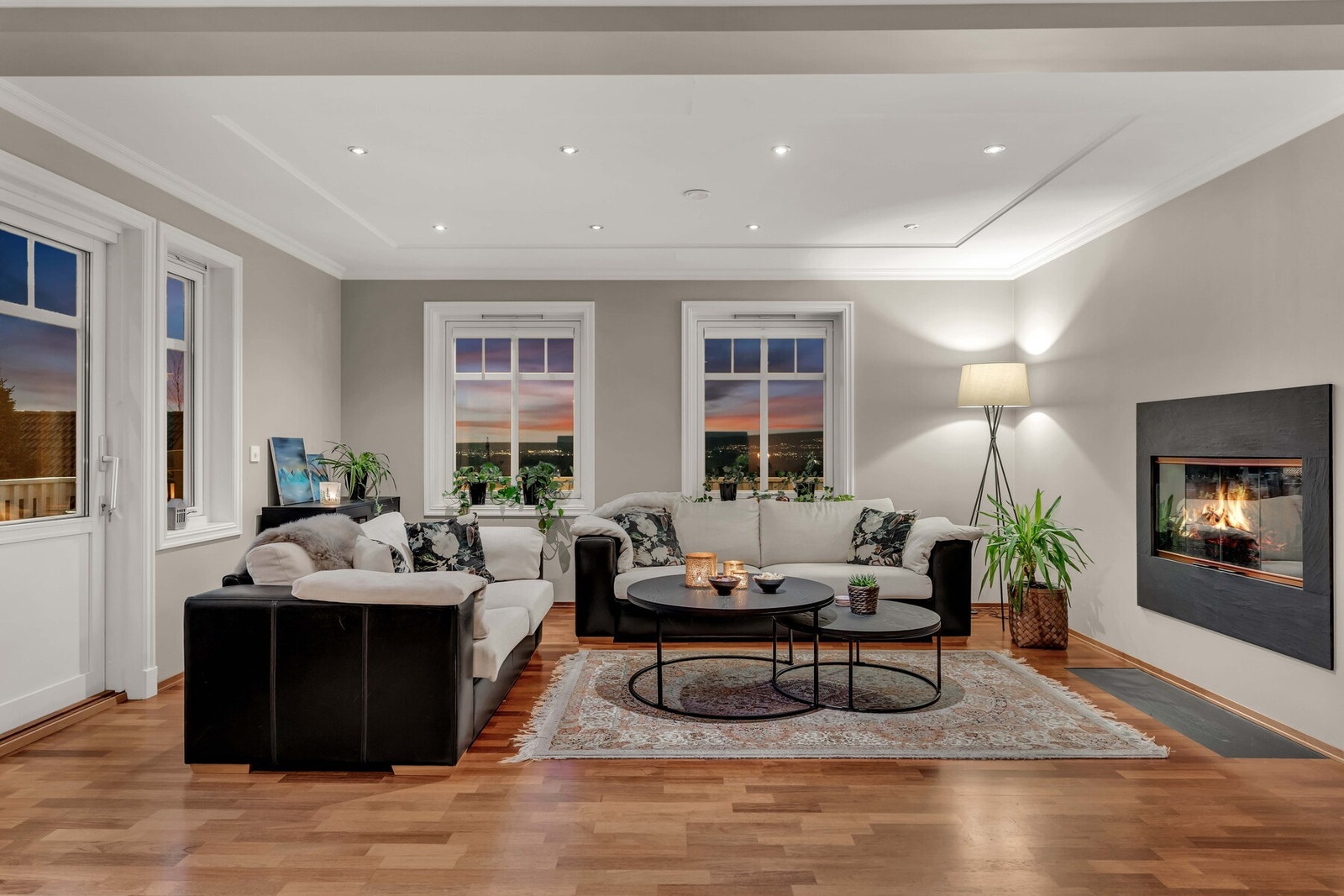 Stuen er romslig med gjennomgående peis til et flott kjøkken med praktisk øy, mye oppbevaring og de fleste hvitevarer integrert. Galleribilde