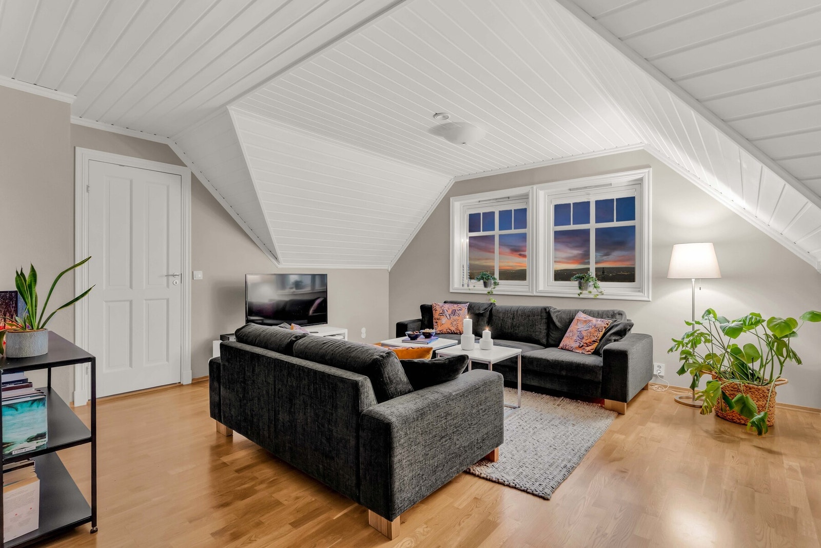 Atmosfæren er lys og trivelig, med god plass til en stor sofagruppe. Galleribilde