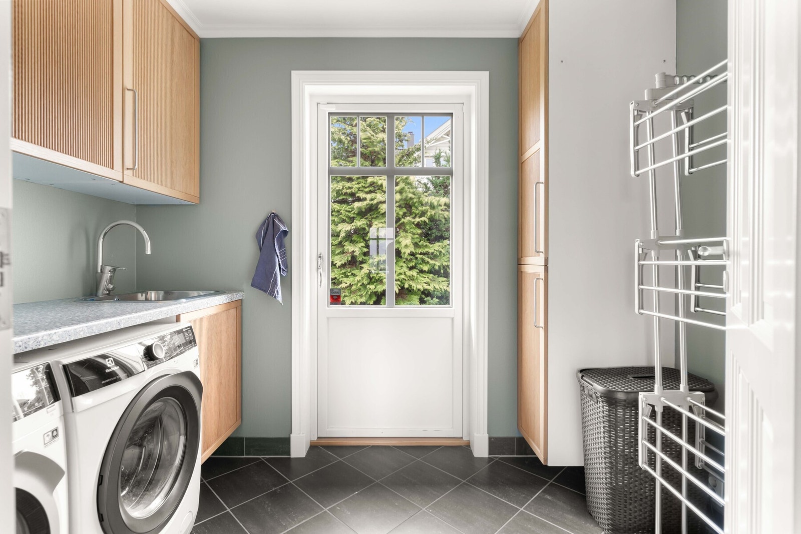 Det er også et eget vaskerom på hovedplanet med egen praktisk utgang til hageområdet. Veggene er kledd med våtromstapet, og i rommet er det flislagt gulv med varme. Galleribilde