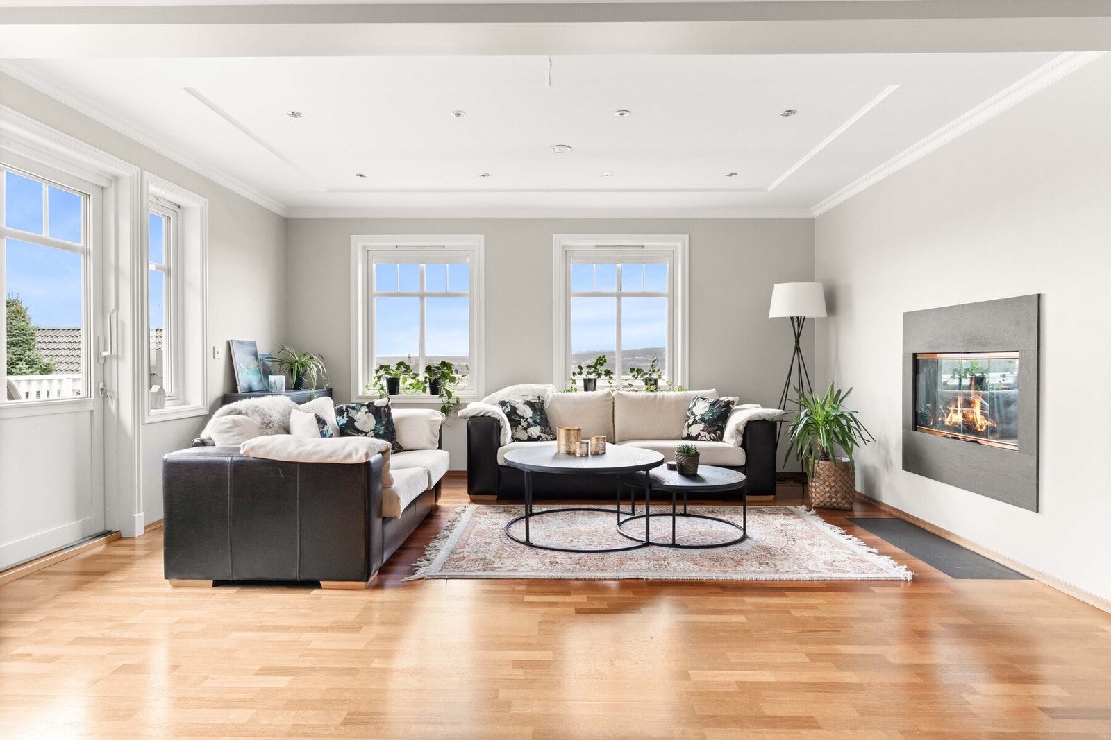 Parkett på gulvet kombineres med gråmalte veggflater, og dagslyset suppleres ypperlig av dimbare downlights i hele taket. Galleribilde