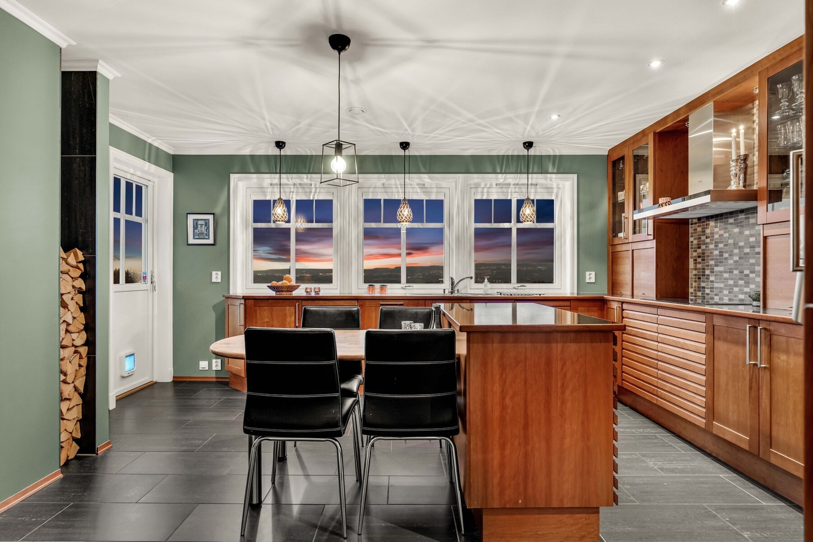 Beliggenheten er landlig og fredfull, på populære Lunderåsen med busstopp, barnehage og flotte turmuligheter i skogen. Galleribilde