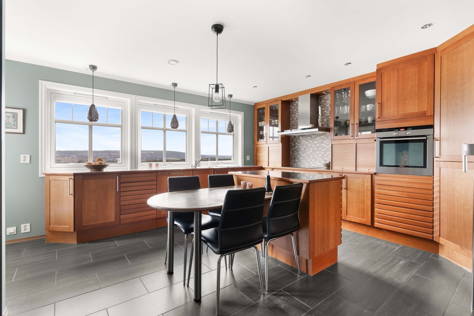 Innredningen har profilerte fronter, vitrineskap, innslag av spiler og dobbel oppvaskkum nedfelt i en laminert benkeplate. Galleribilde