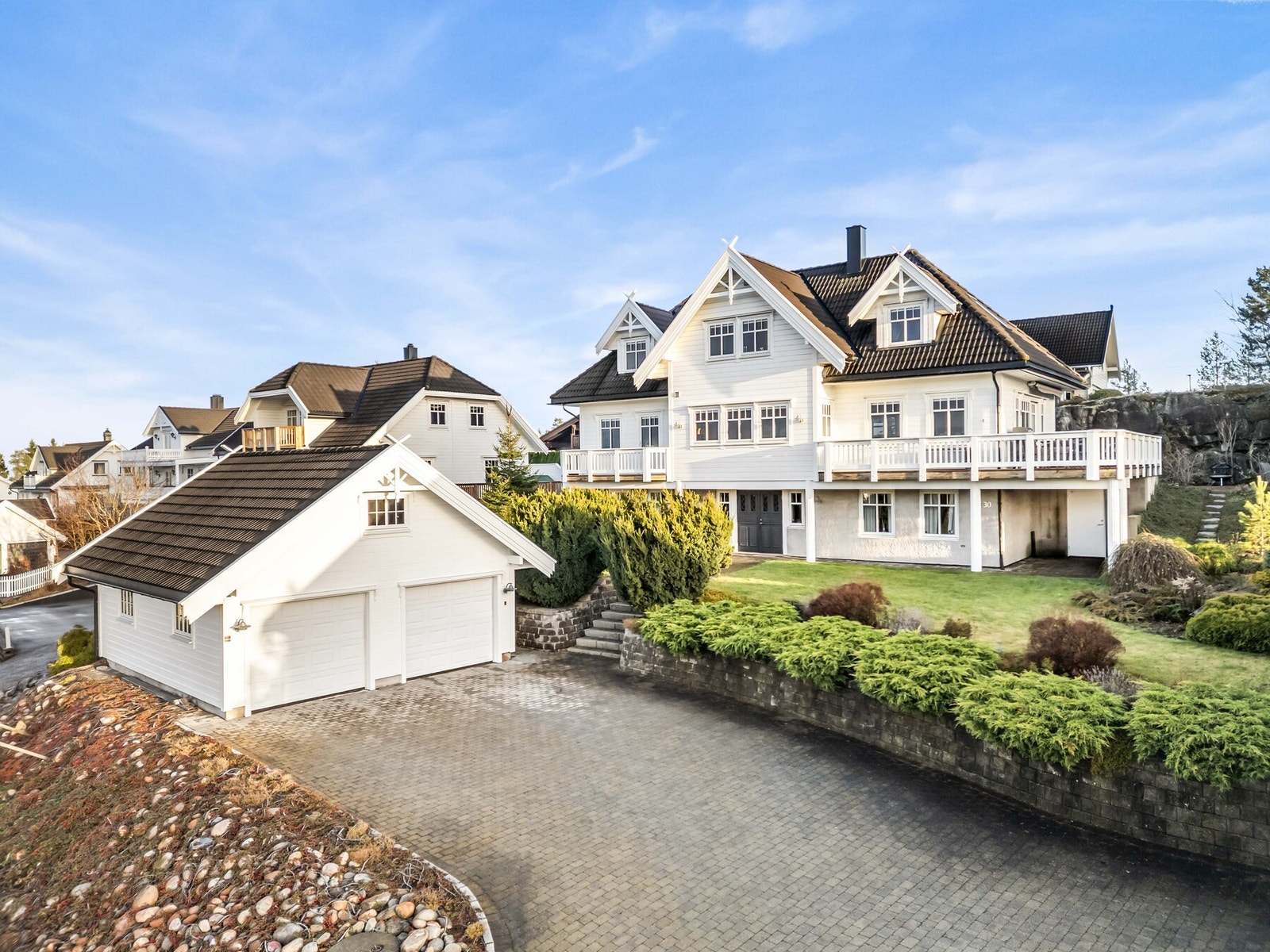Eneboligen ligger i et landlig, populært og barnevennlig boligområde på Lunderåsen i Lillestrøm kommune - ca. 3,5 km fra Frogner sentrum. Galleribilde