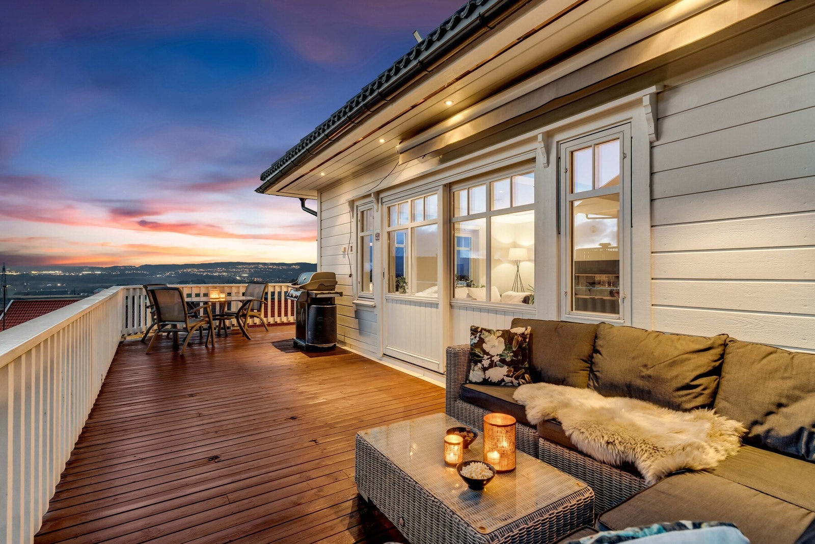 Høyt plassert i terrenget får boligen slående utsikt over landskapet. Utsikten nytes best på en romslig terrasse i forlengelse av kjøkkenet og hovedstuen. Galleribilde