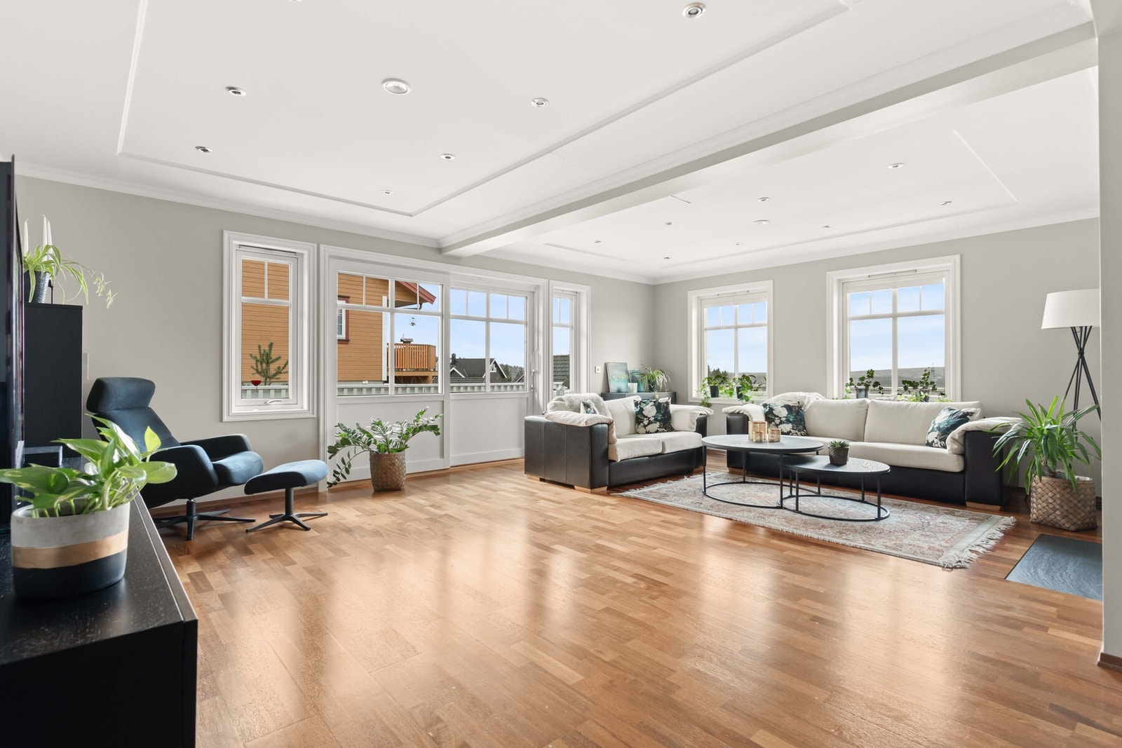 Stuen er pen, romslig og innbydende, der vinduer på to sider sørger for flotte lys- og utsiktsforhold. Galleribilde