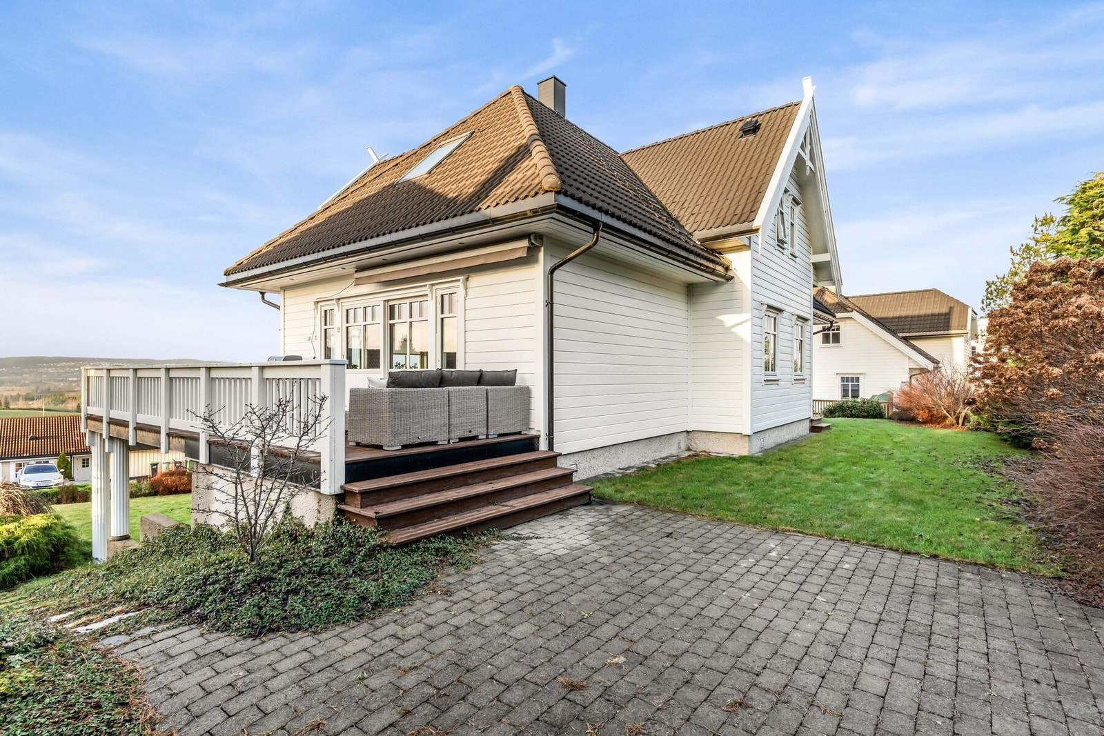 Boligen ligger i nærheten av skog, mark og badevann, samt noen få hundre meter fra oppkjørte skiløyper vinterstid. Galleribilde