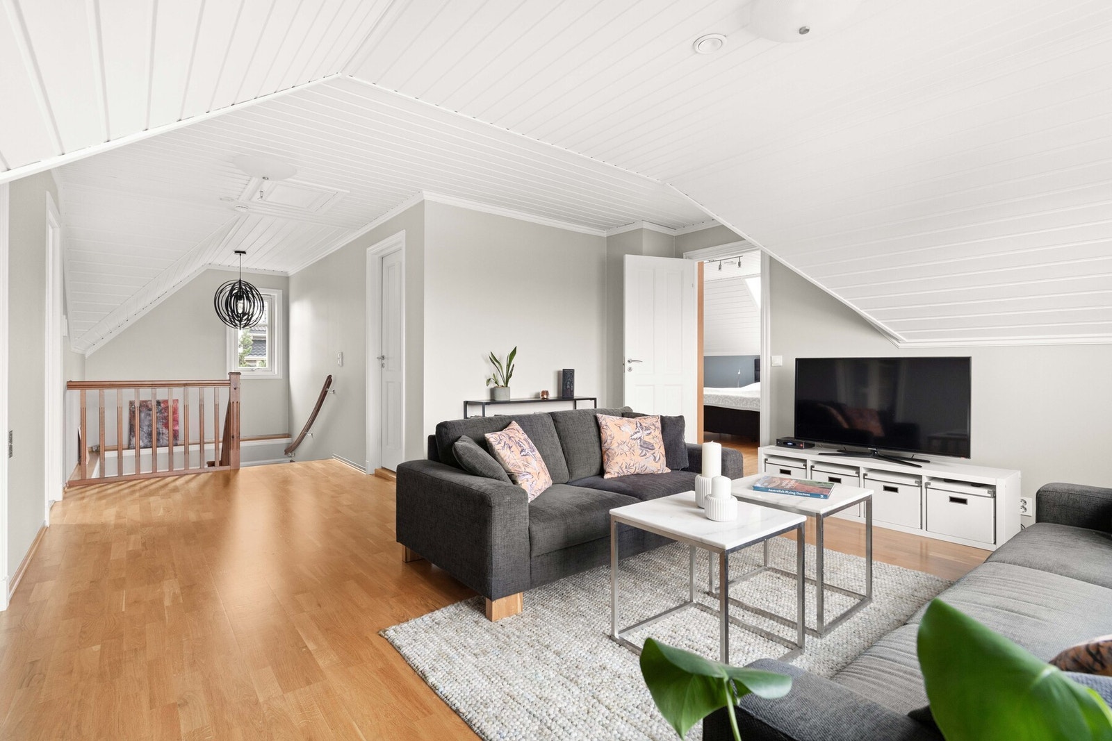 Utenfor soverommene oppe har boligen en kjærkommen stue, et ekstra oppholdsrom til lek, vennebesøk og avslapning. Galleribilde