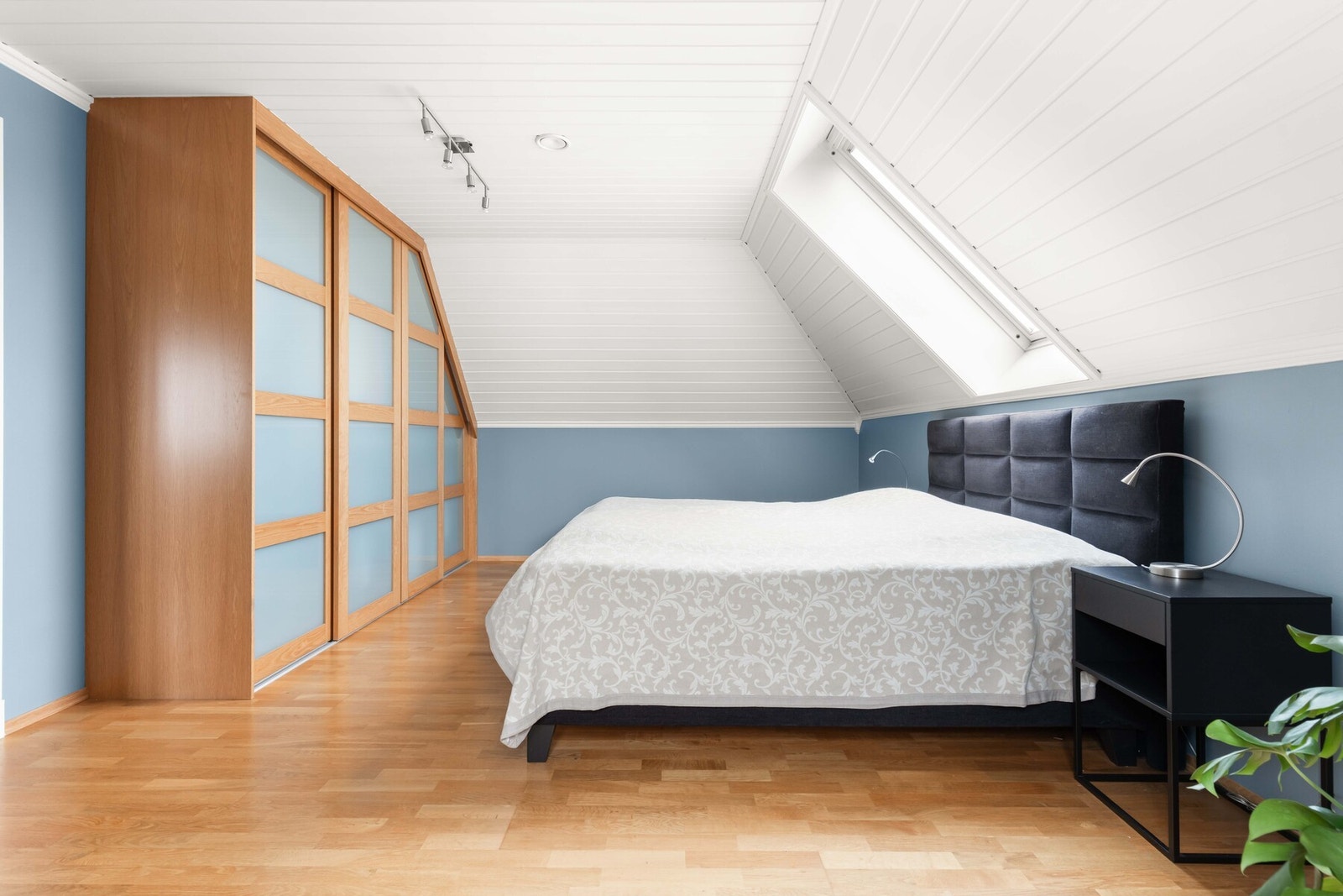 Hovedsoverommet på øverste plan er meget romslig, med plassbygd skyvedørsgarderobe og god plass til diverse møblement. Galleribilde