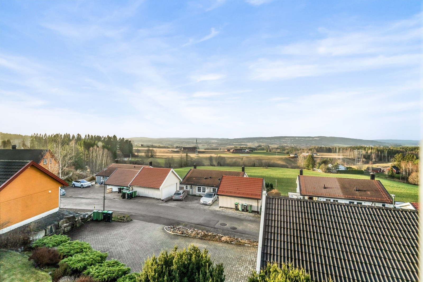 Kollektivtilbudet i området består av buss. Nærmeste holdeplass er Lunderåsveien, som ligger ca. 13 minutter unna til fots. Fra boligen er det trygg gang- og sykkelvei til Vesterskaun barneskole. Galleribilde