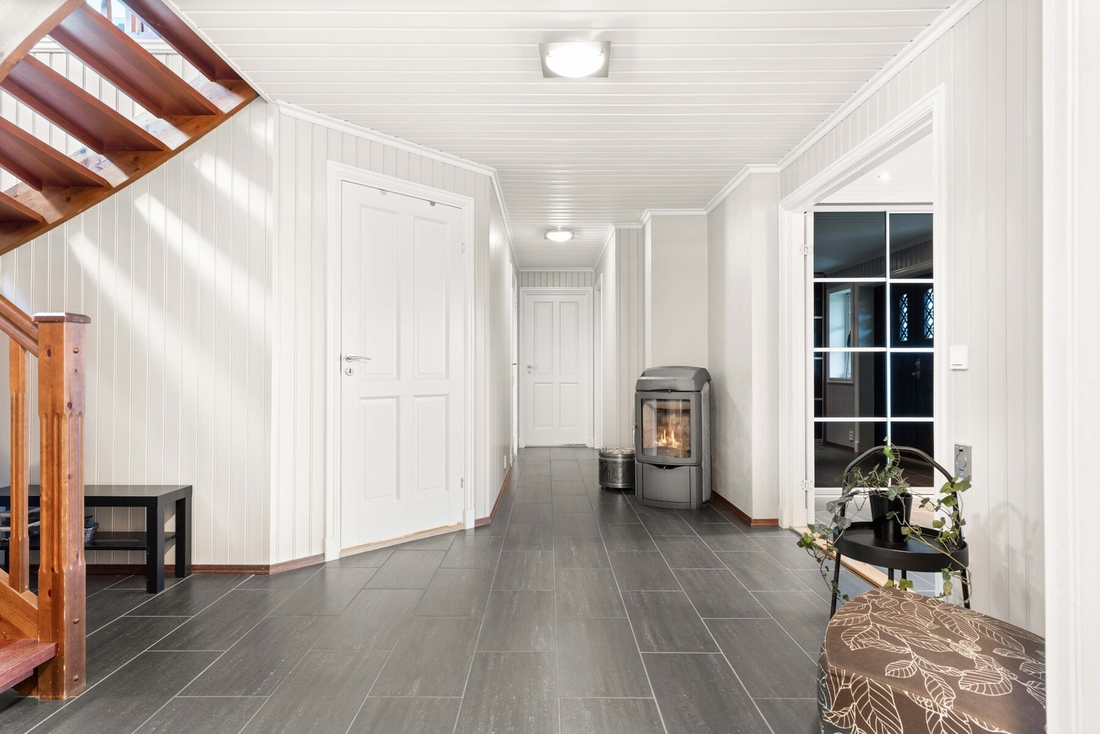 En peisovn sørger for ekstra varme, og tilknyttet hallen finner man fire boder med mye lagringsplass. Galleribilde