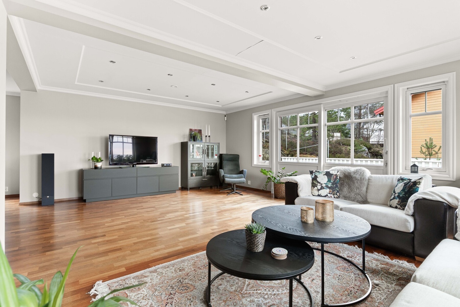 Vinduene inkluderer en skyvedør til terrassen, og sommerstid er det deilig å trekke ut for både avslapning og middager i varmen. Galleribilde