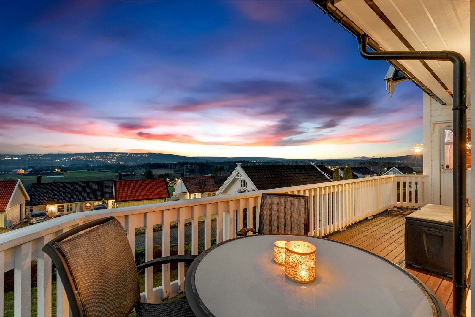 Parkeringen er god; i eller utenfor en dobbelgarasje. Galleribilde