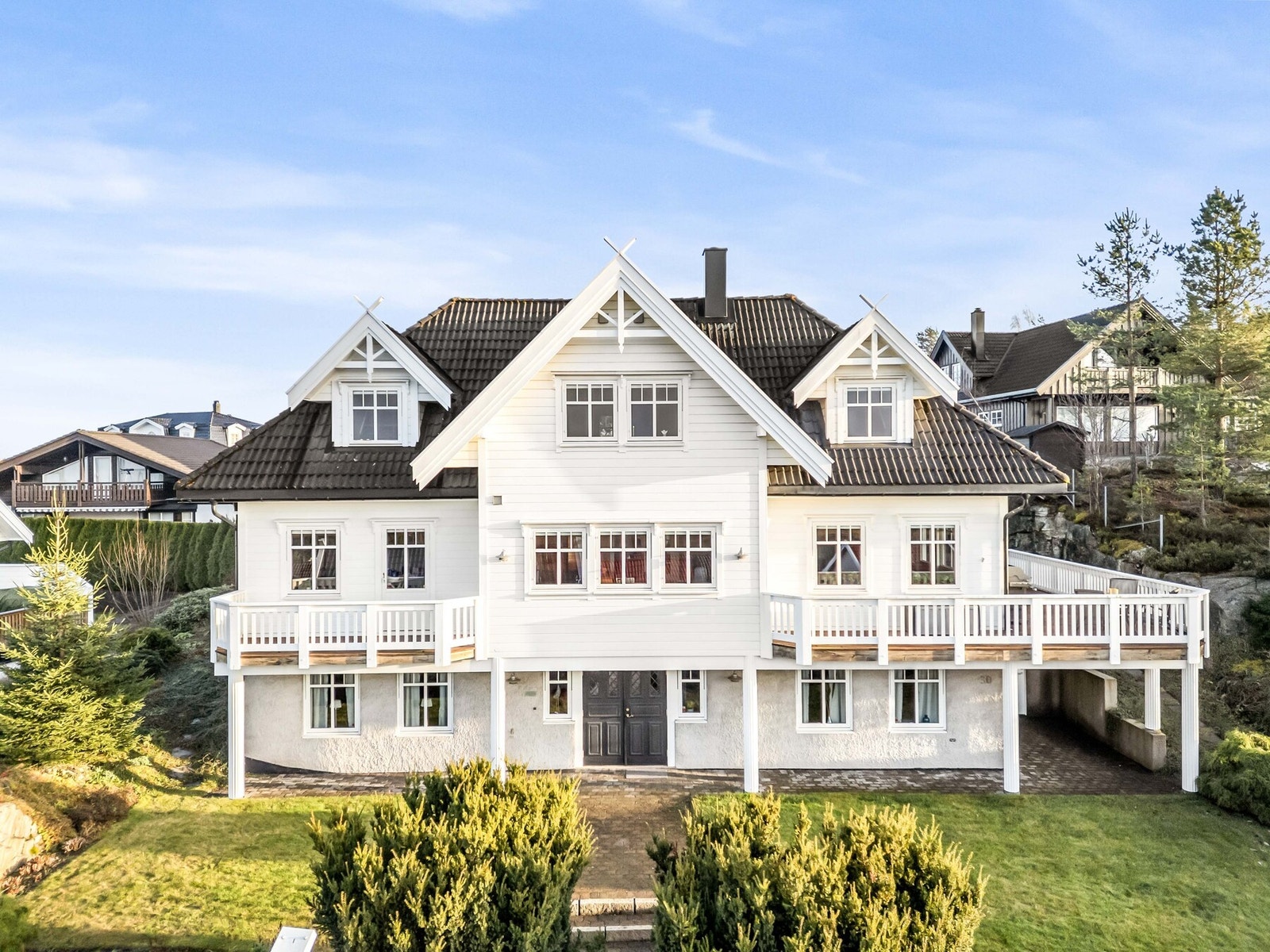 Området har nærhet til skoler, barnehager, offentlig kommunikasjon og gode servicetilbud. Galleribilde